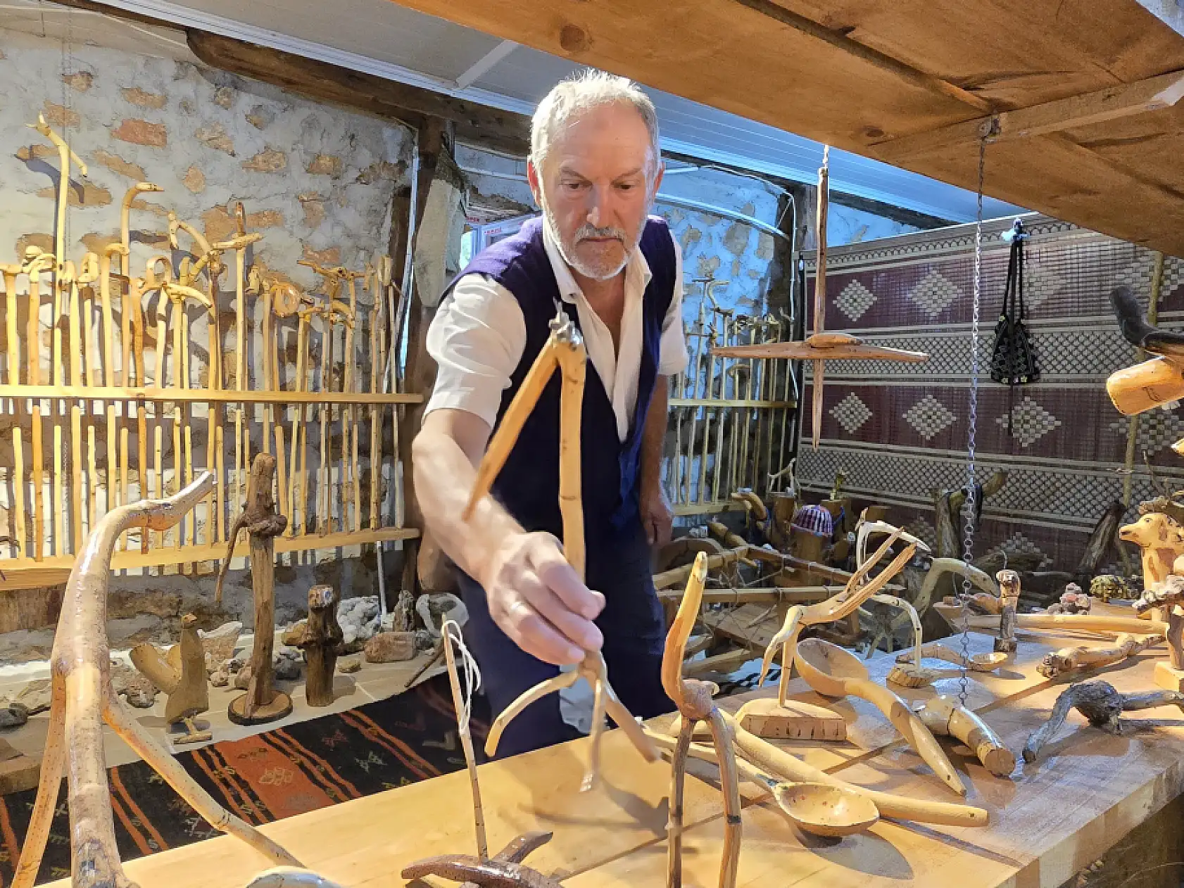 Kültür Bakanlığı Sanatçısı Raşit Öztürk 19 yıldır ağaç parçalarını hayal gücüyle süslüyor