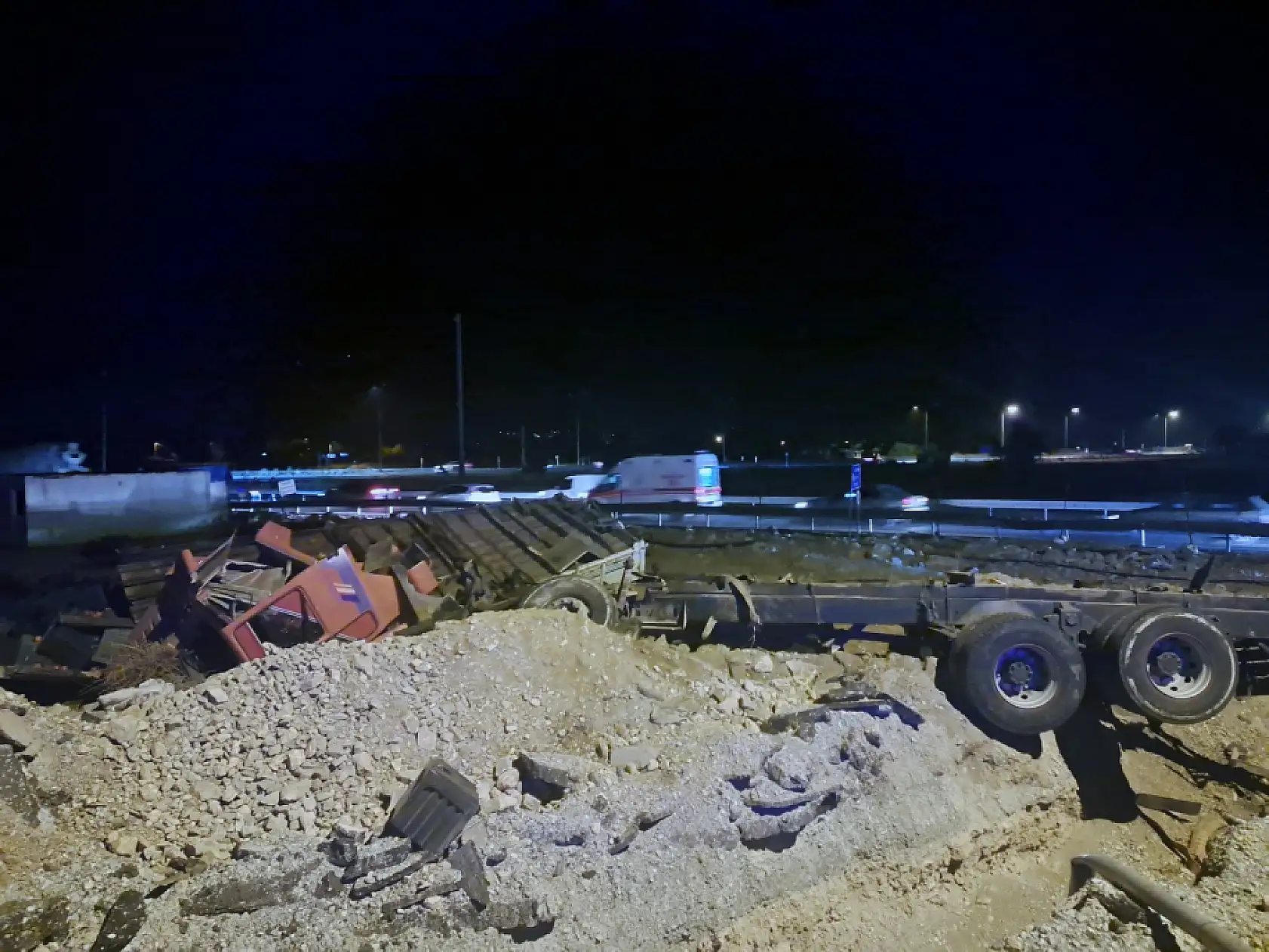 Menteşe'de nar yüklü TIR şarampole yuvarlandı