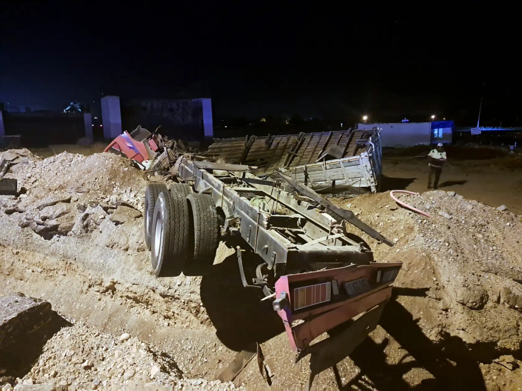 Menteşe'de nar yüklü TIR şarampole yuvarlandı