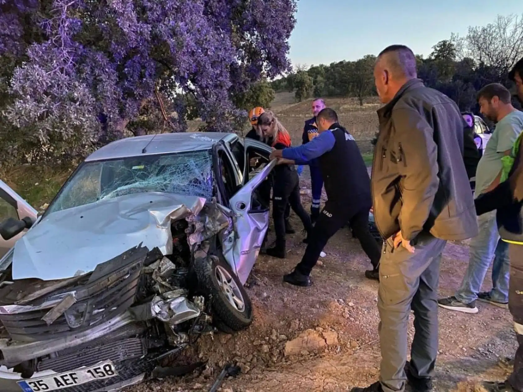Otomobil ile traktör çarpıştığı kazada karı koca yaralandı