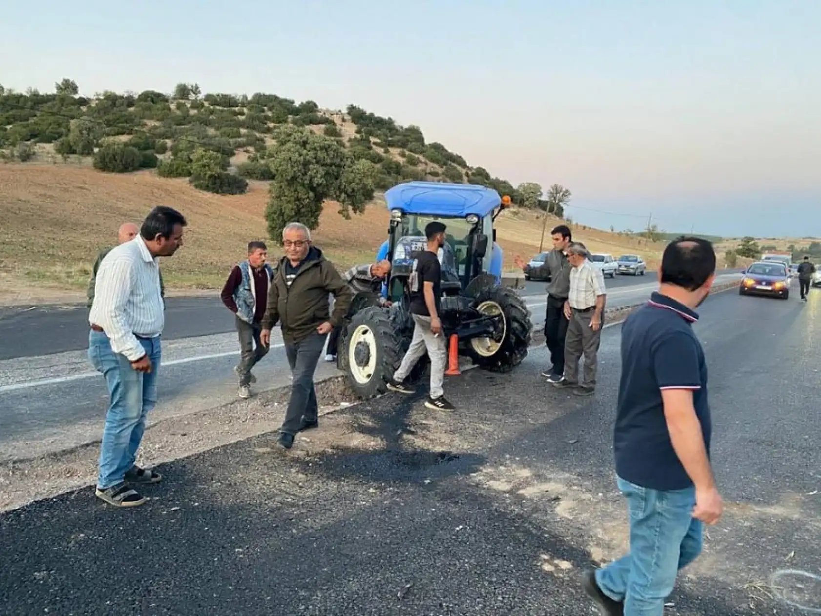 Otomobil ile traktör çarpıştığı kazada karı koca yaralandı