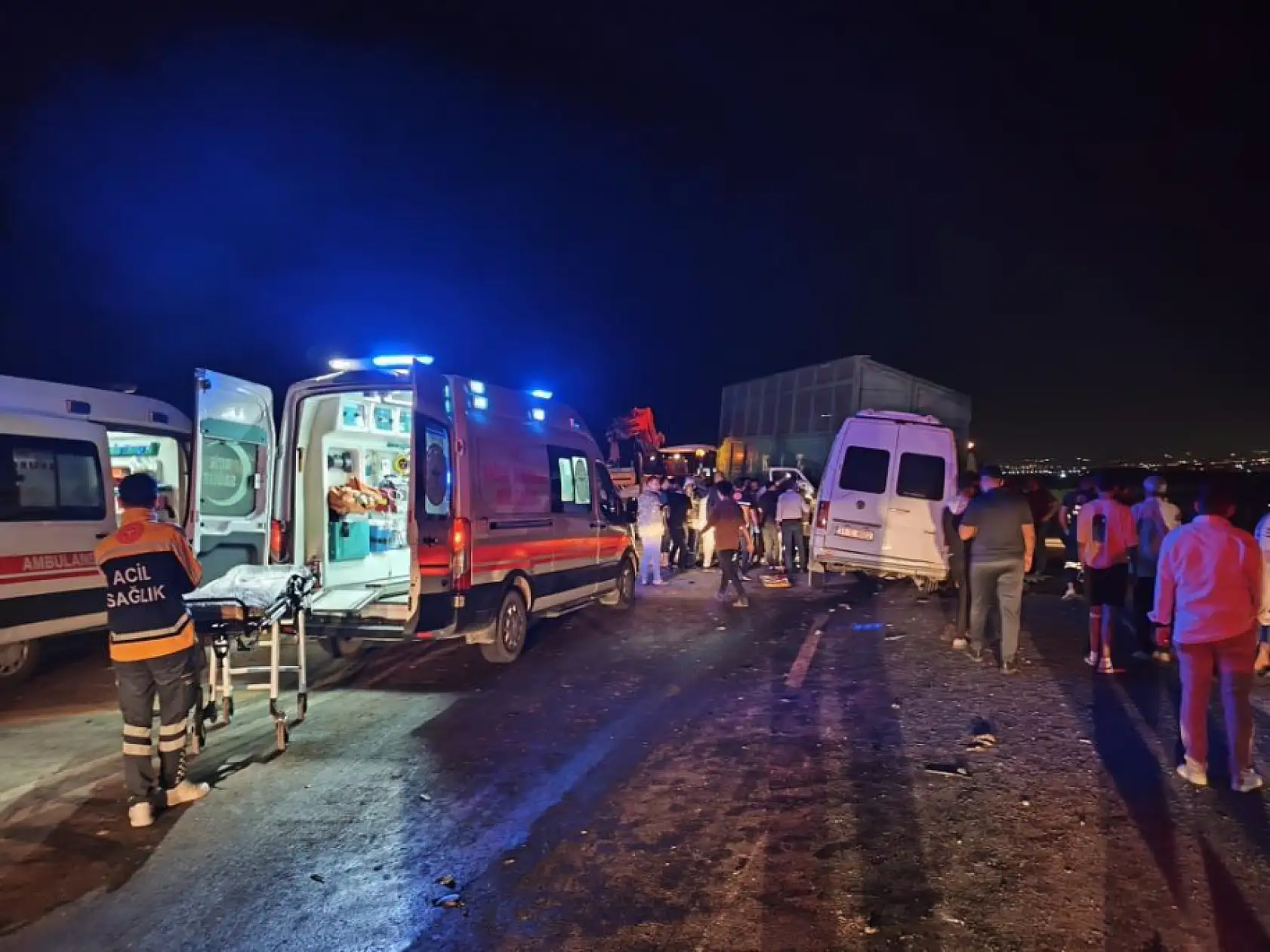 Yolcu minibüsü traktöre çarptı: 15 yaralı