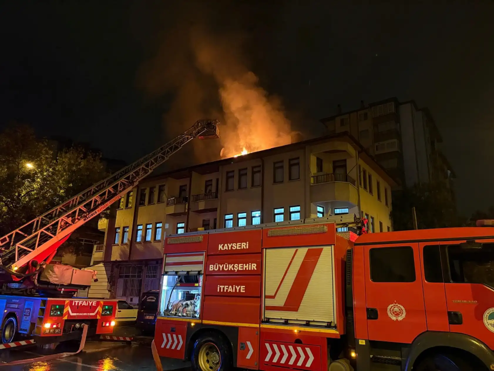 Eşi eve almayınca sinirlendi binanın çatısını yaktı