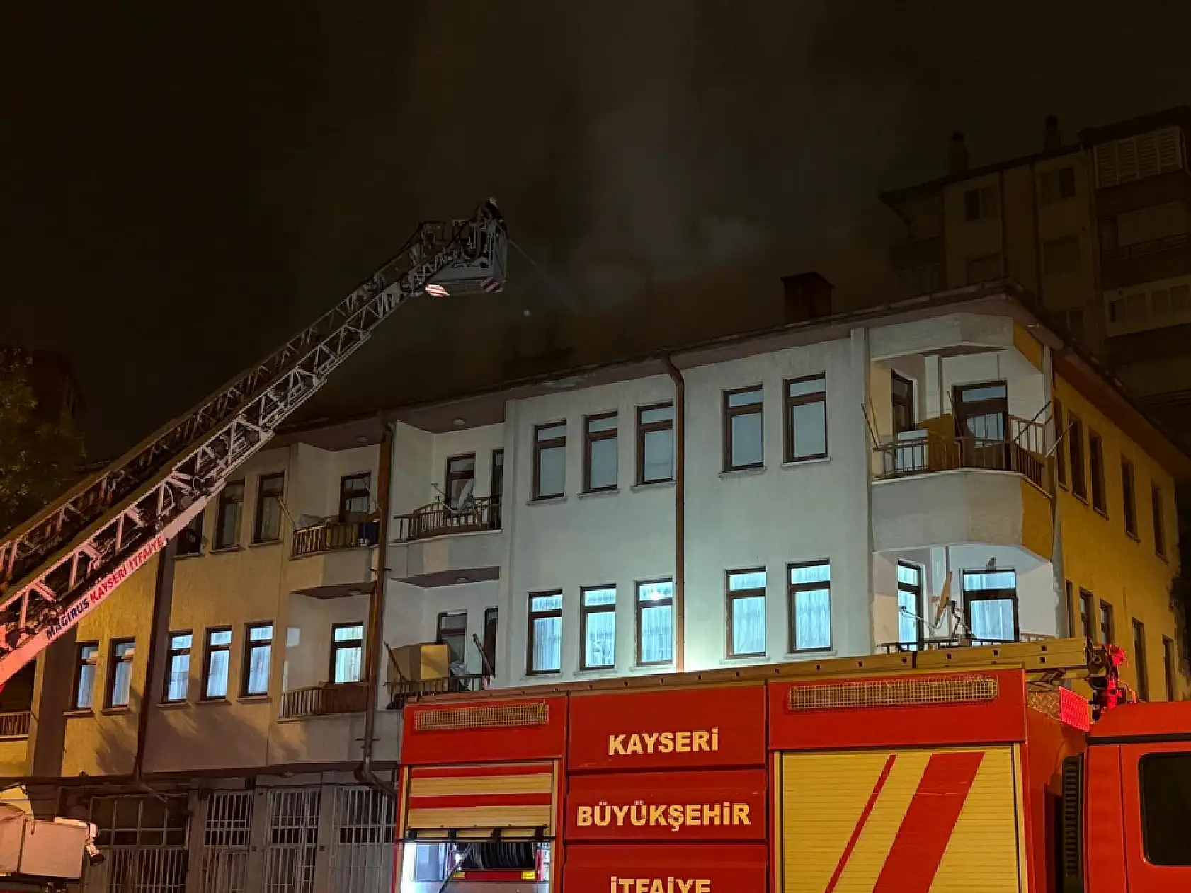 Eşi eve almayınca sinirlendi binanın çatısını yaktı