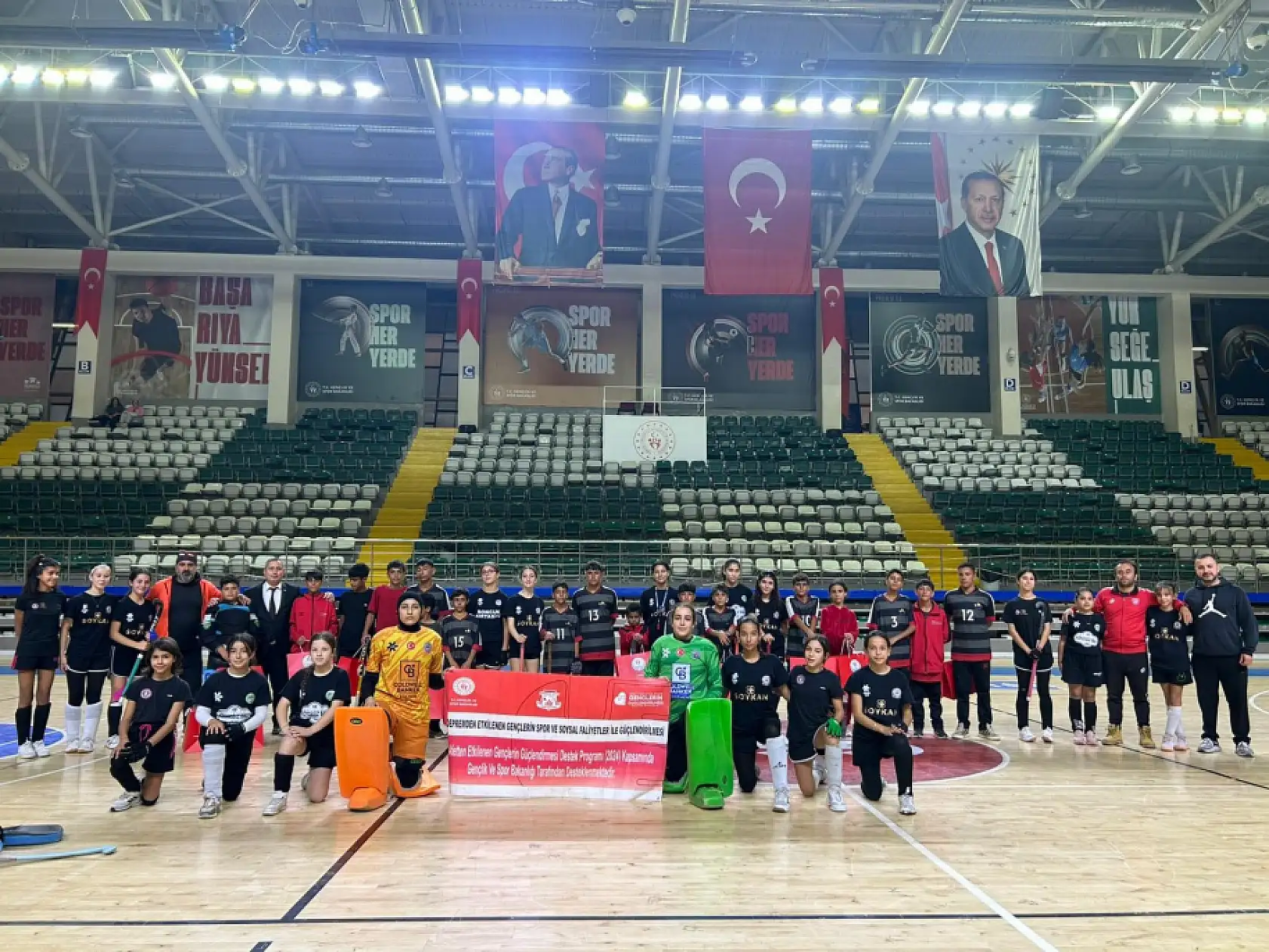 Malatyalı depremzede çocuklardan oluşan Hokey takımı Muğla'da