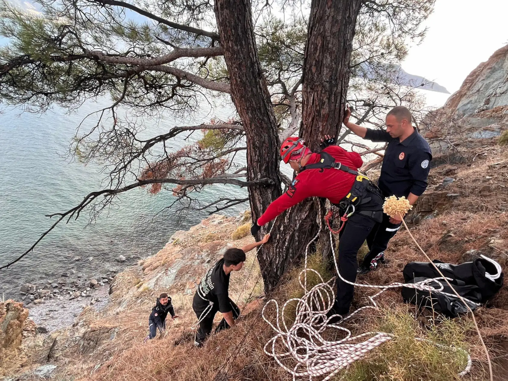Fethiye'de yürüyüş yaparken düşen şahsı, JAK ve UMKE ekipleri kurtardı