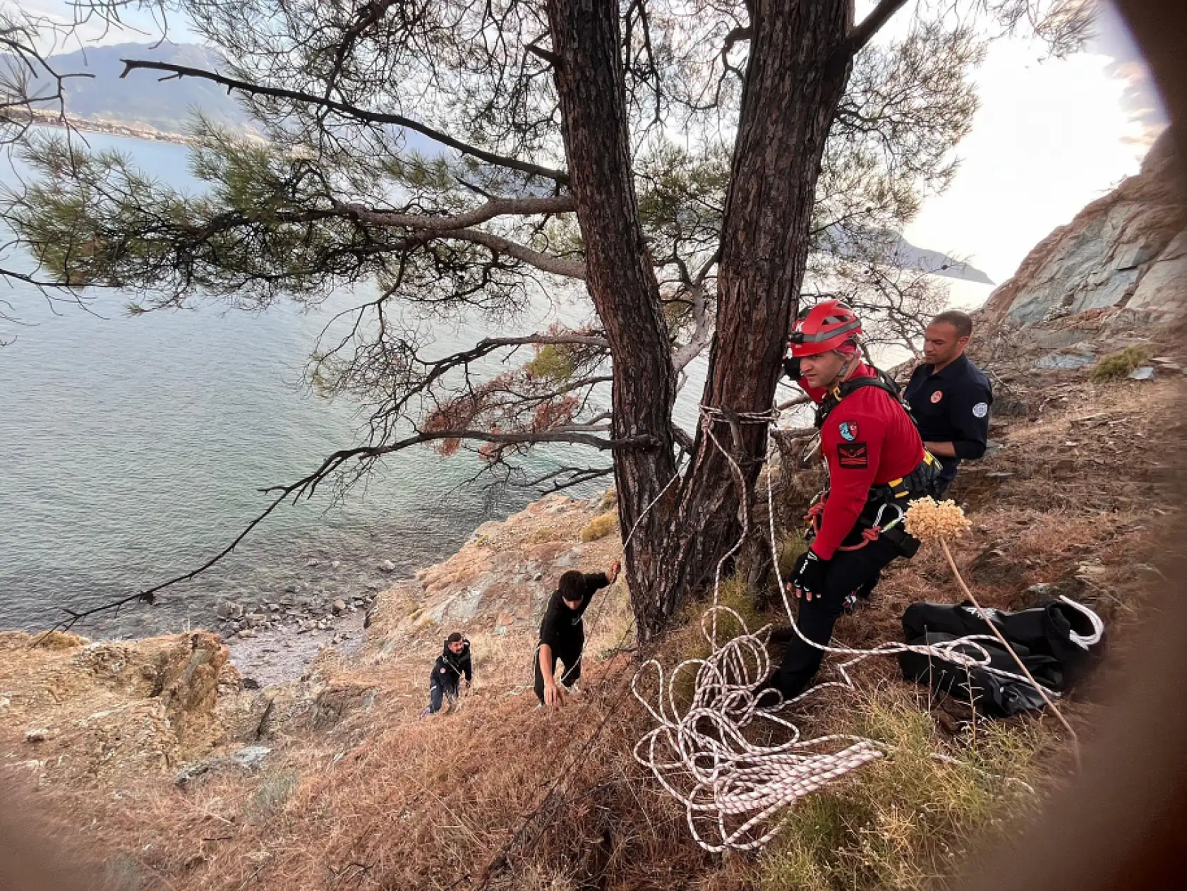 Fethiye'de yürüyüş yaparken düşen şahsı, JAK ve UMKE ekipleri kurtardı