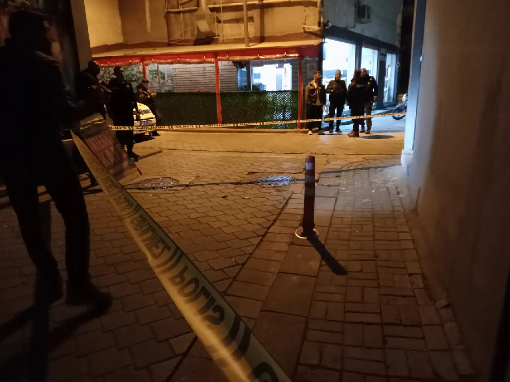 Motosikletli saldırganlar iş yerine tüfekle 3 el ateş açıp kaçtı