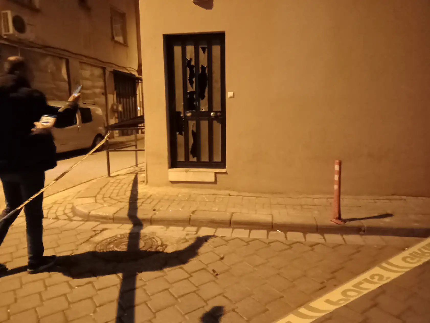 Motosikletli saldırganlar iş yerine tüfekle 3 el ateş açıp kaçtı