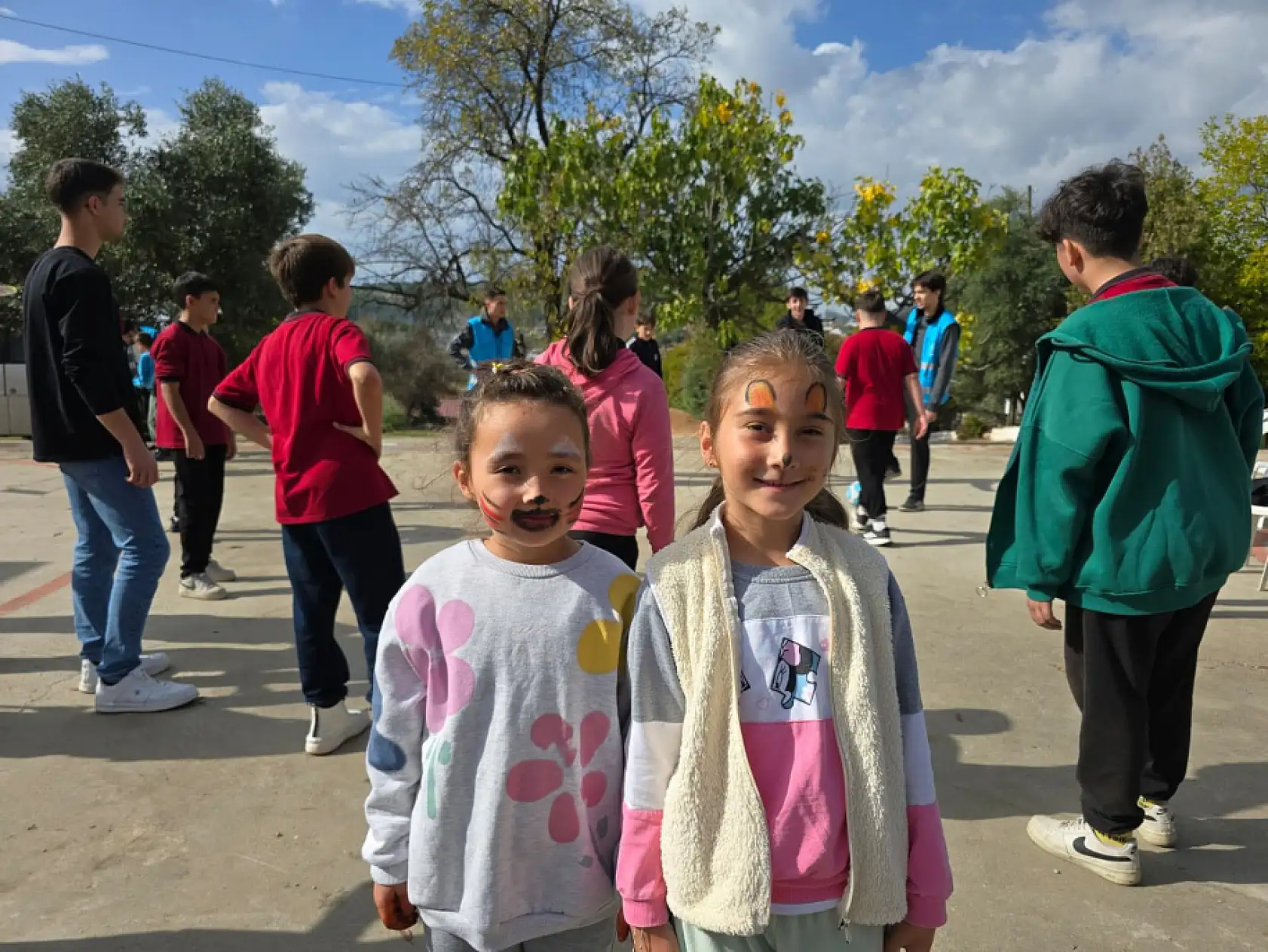 Muğla'da 'Merkezim Her Yerde' projesiyle köy okuluna neşe geldi