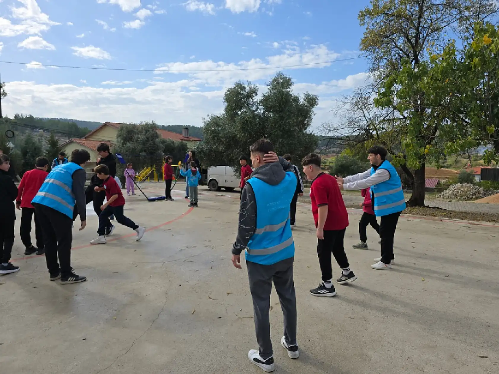 Muğla'da 'Merkezim Her Yerde' projesiyle köy okuluna neşe geldi