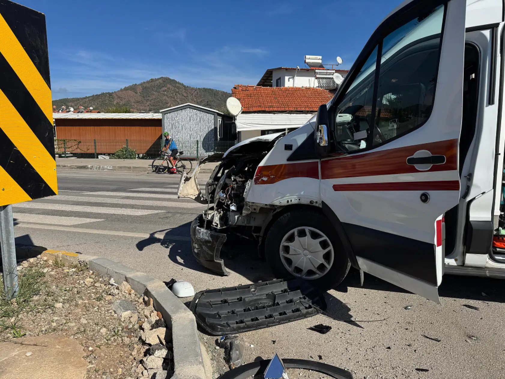 Fethiye'de ambulansla hafif ticari araç çarpıştı: 2 yaralı