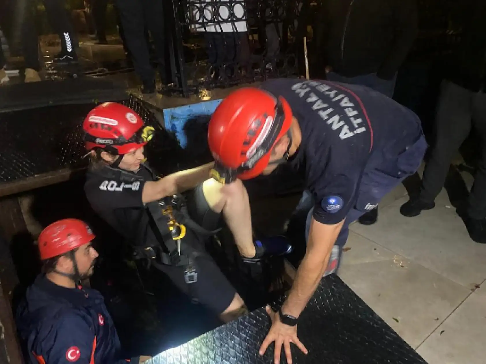 Sığındıkları mağarada mahsur kaldılar: Restoranın bahçesinden film gibi operasyonla kurtarıldılar