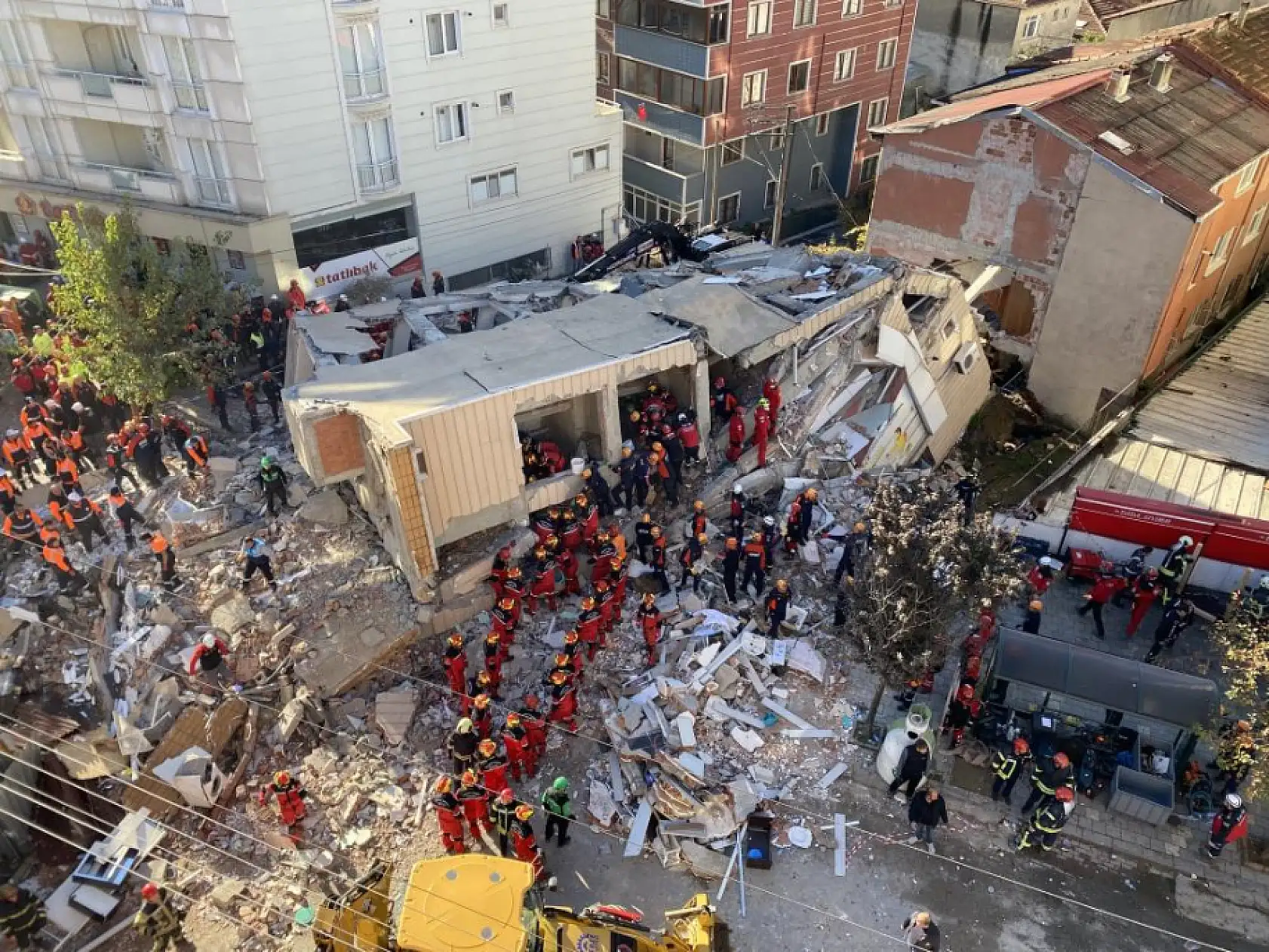 Kocaeli Gebze'de bina çöktü: 5 kişiyi kurtarma çalışmaları sürüyor