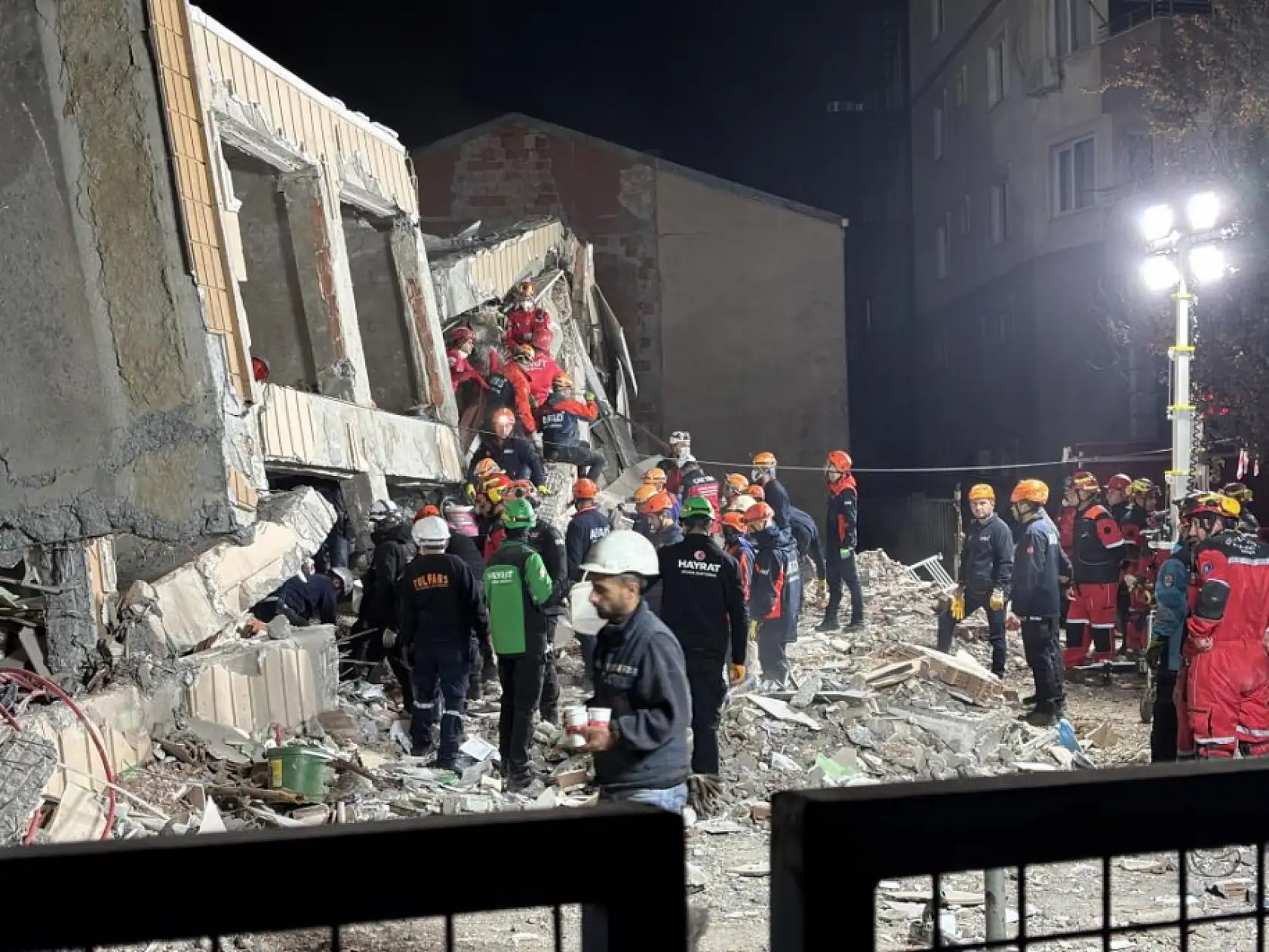 Gebze'de çöken binada arama-kurtarma çalışmaları 12. saatinde: Anne ve baba aranıyor