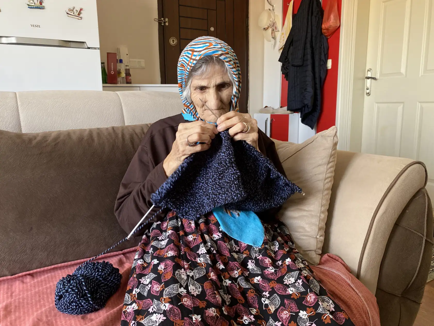 Bir gözü görmeyen 70 yaşındaki Sema teyze kitap okumaktan ve örgü örmekten vazgeçmiyor