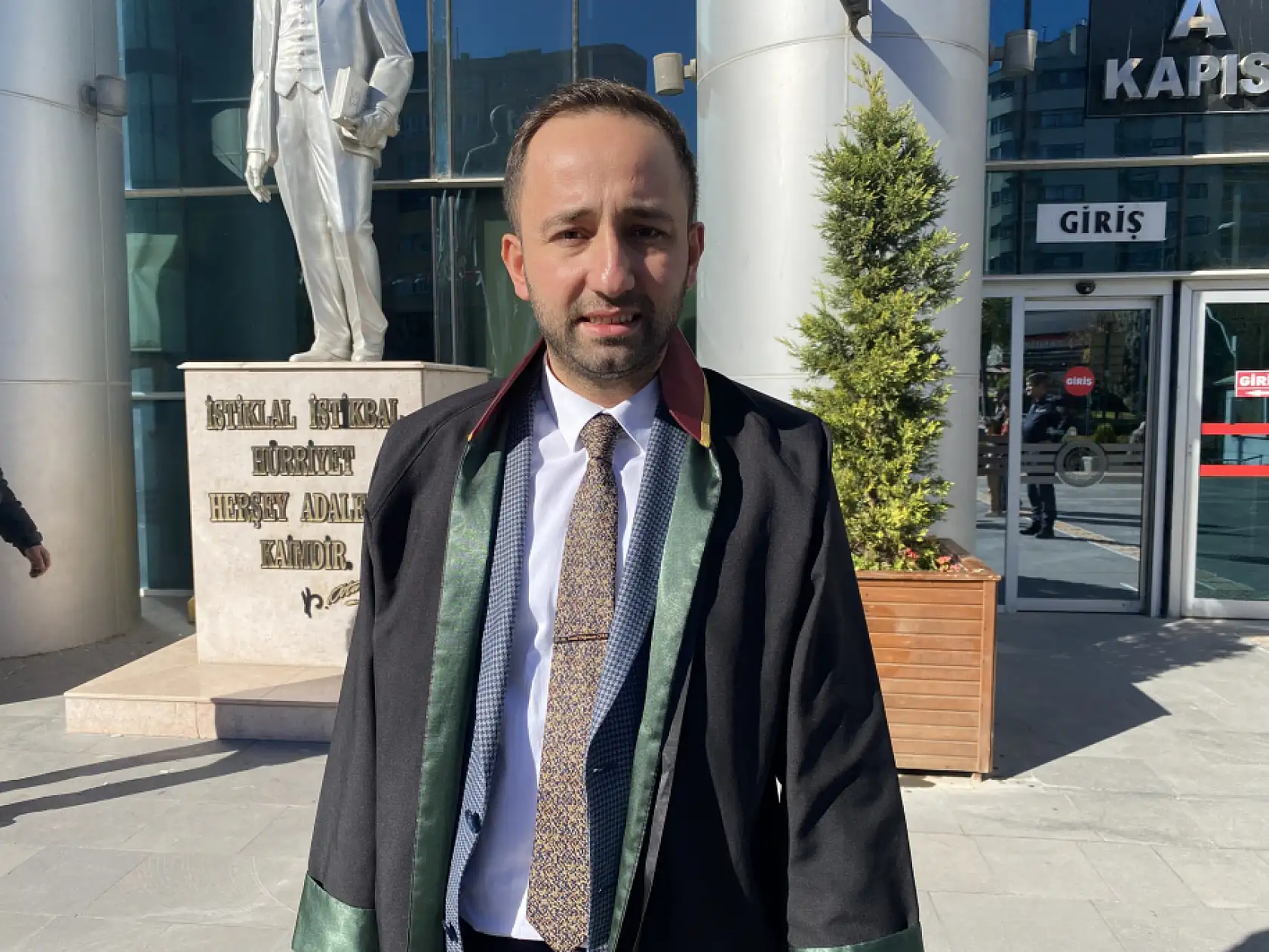 1,5 yaşındaki çocuğun boğazını falçata ile kesip yangın çıkaran sanığa 21 yıl hapis cezası verildi