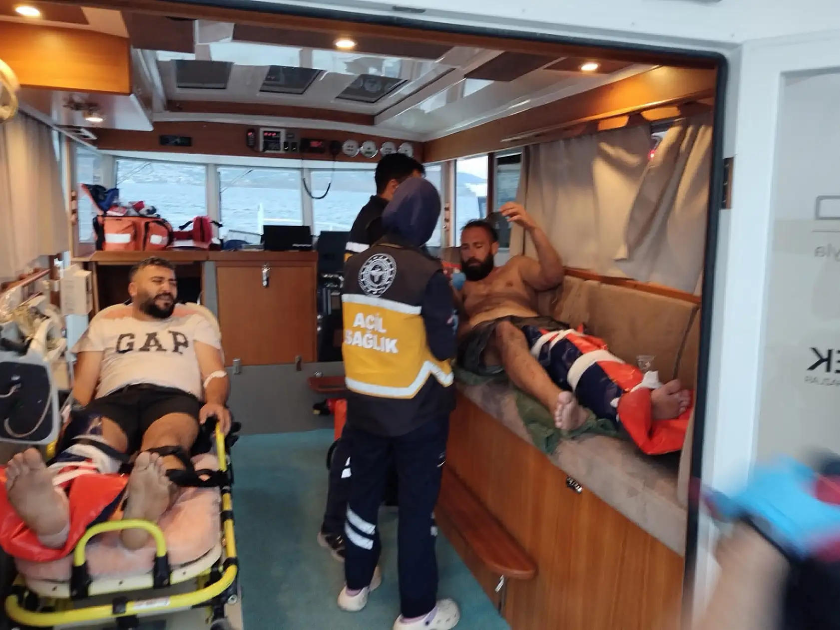 Bodrum'da bot kayalıklara çarptı: 4 yaralı