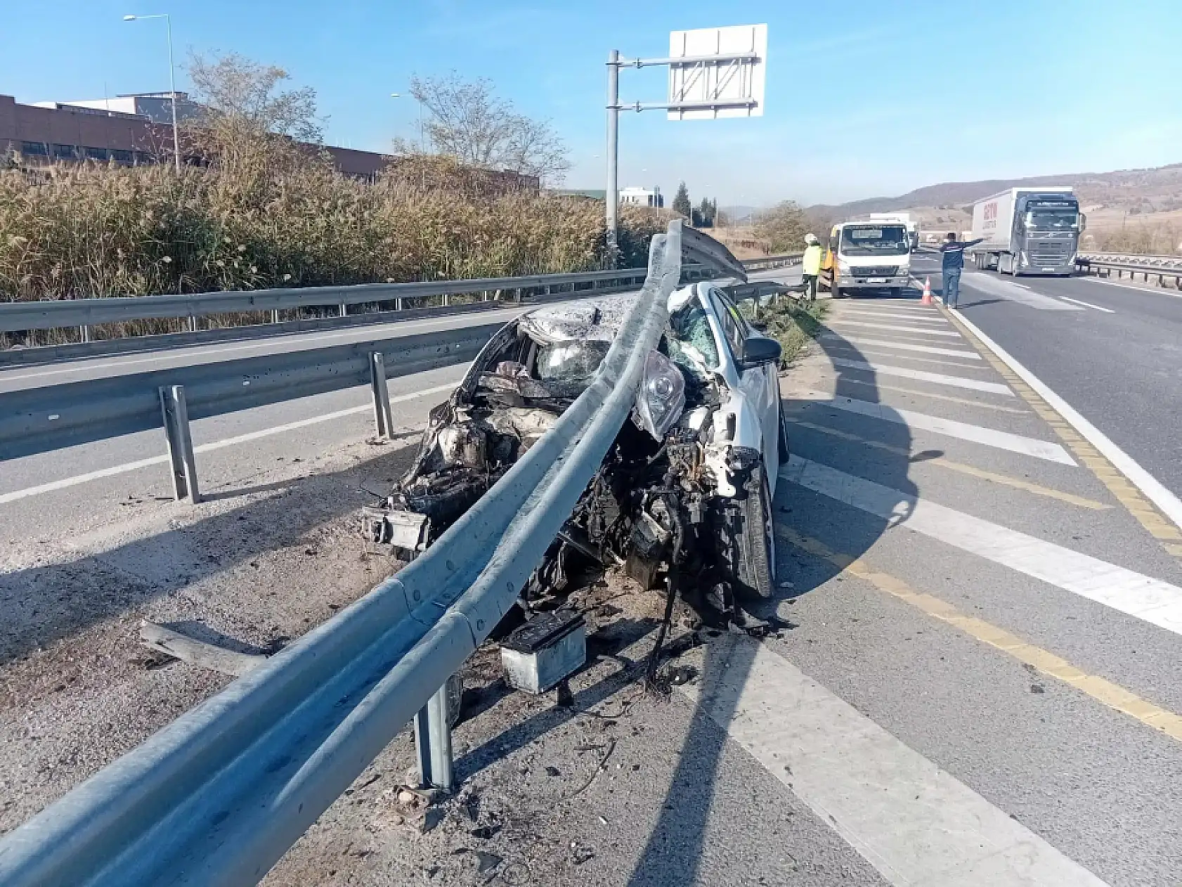 Kontrolden çıkan otomobil bariyerlere çarptı 6 kişi yaralandı