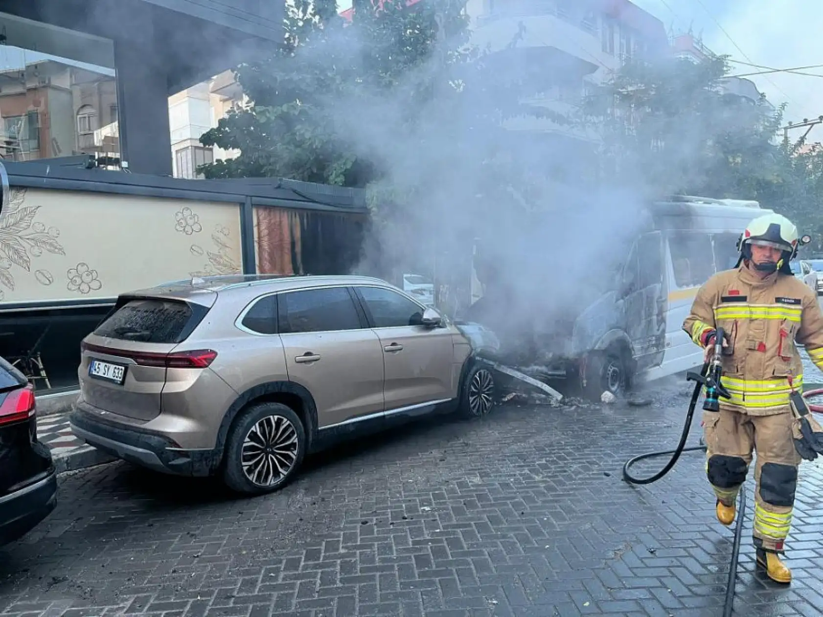 Öğrenci servisi yandı: 13 çocuk son anda kurtarıldı