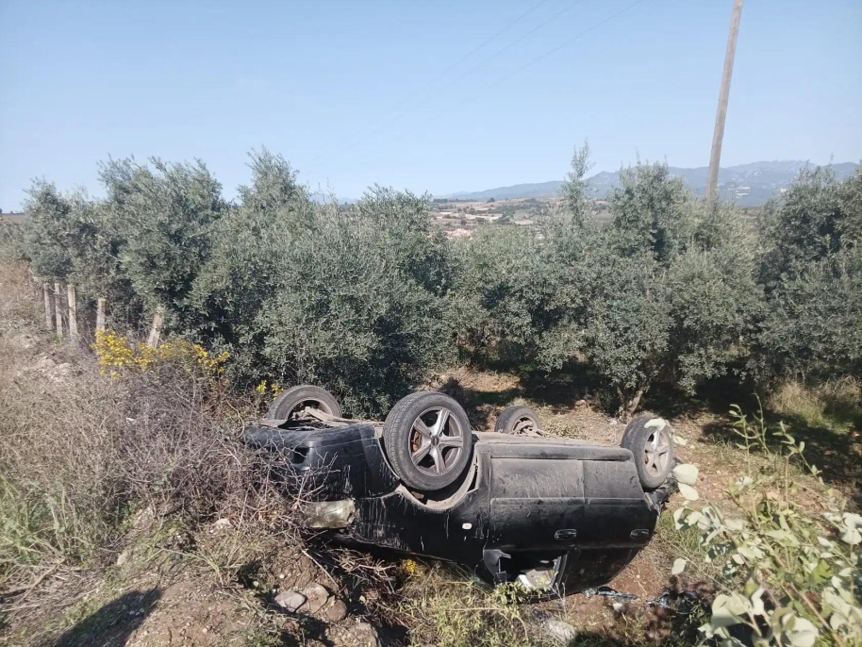 Şarampole yuvarlanan otomobildeki anne ve 5 yaşındaki çocuğu yaralandı