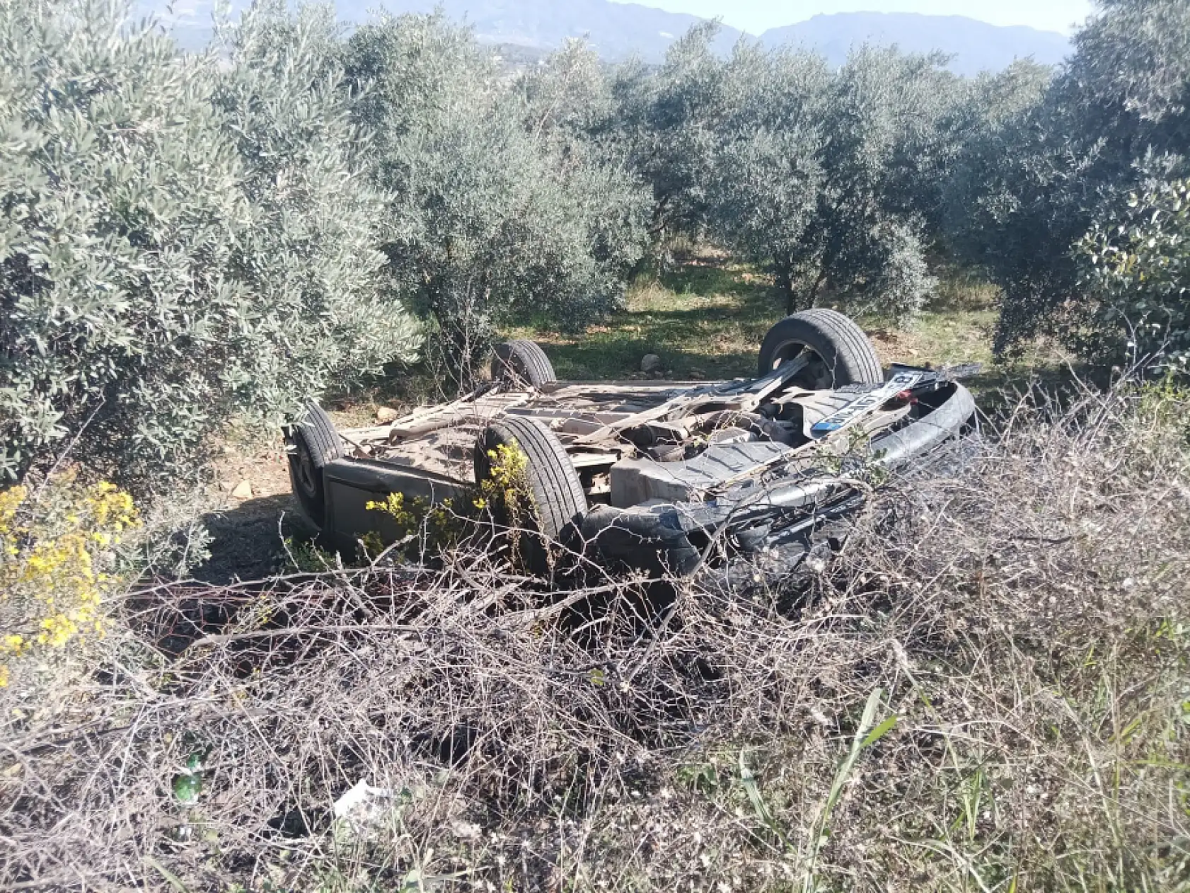 Şarampole yuvarlanan otomobildeki anne ve 5 yaşındaki çocuğu yaralandı