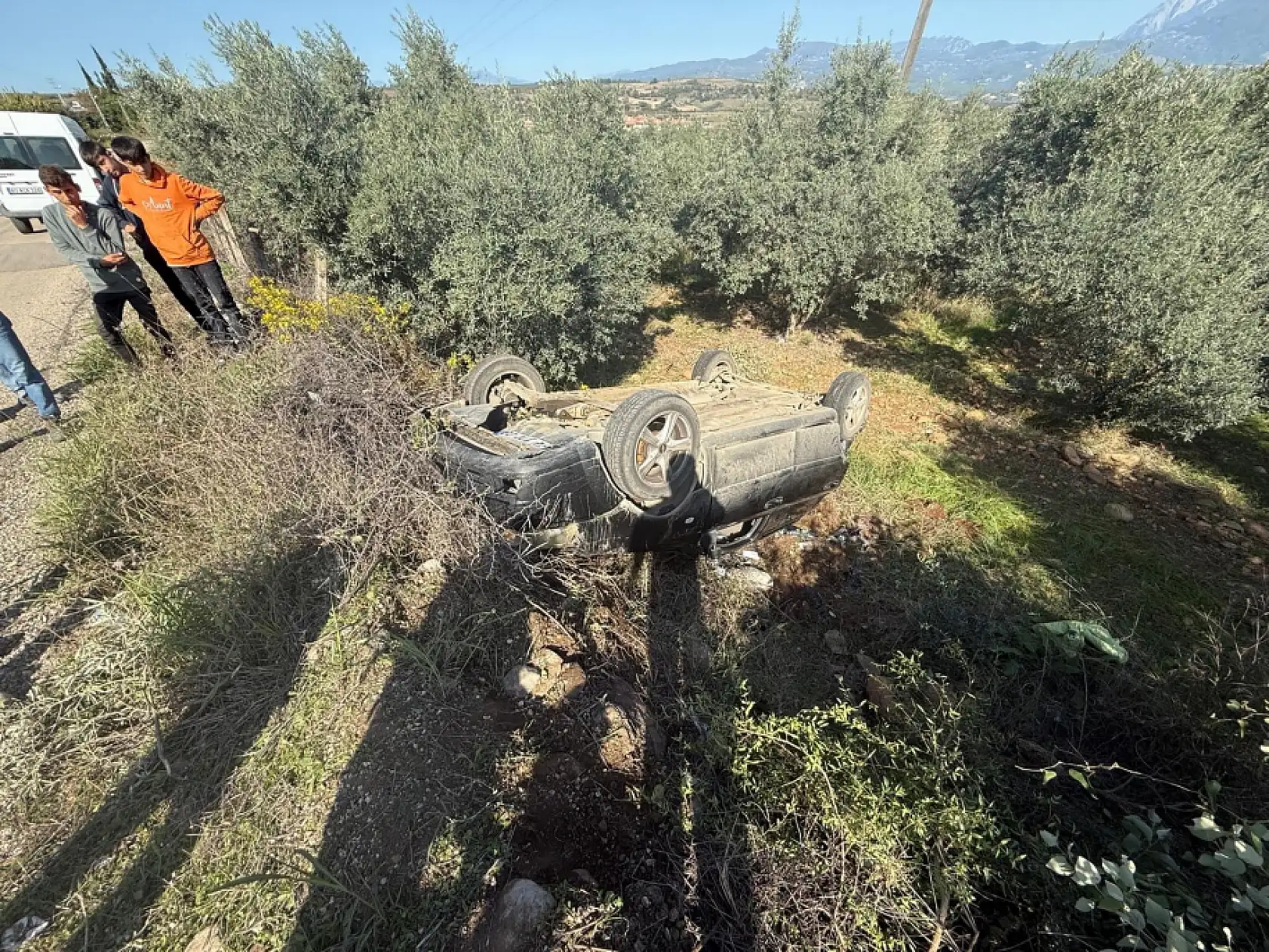 Şarampole yuvarlanan otomobildeki anne ve 5 yaşındaki çocuğu yaralandı
