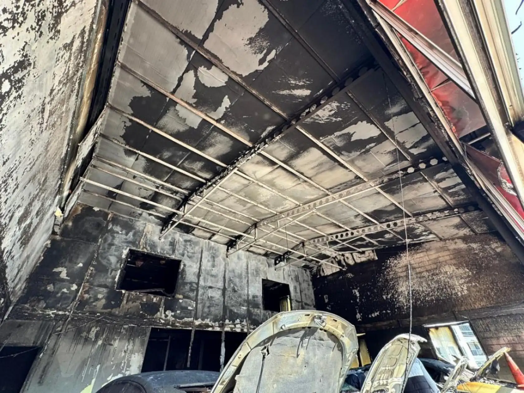 Ortağı cinayetten tutuklanan oto galeri kundaklandı, 5 araç küle döndü