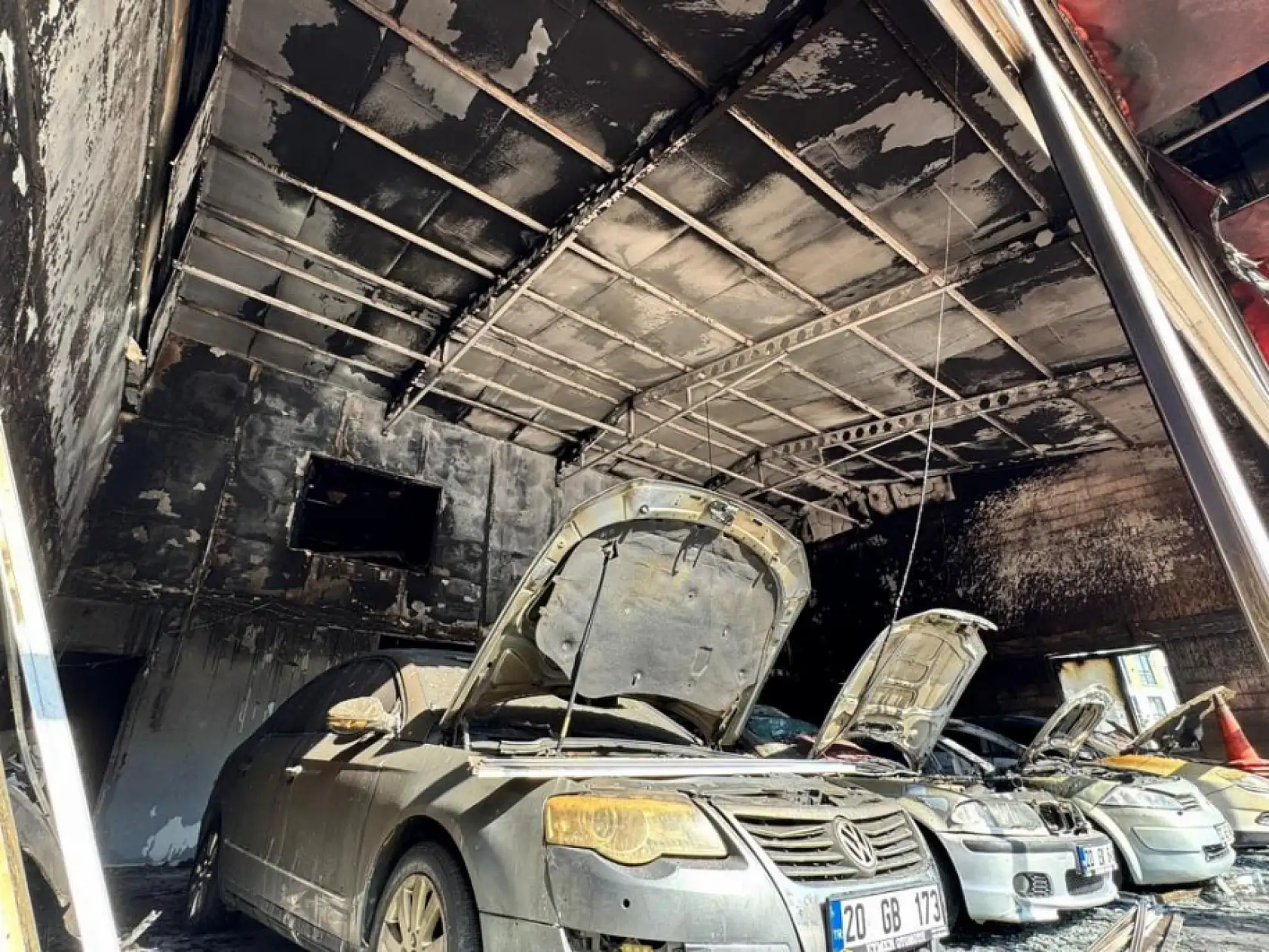 Ortağı cinayetten tutuklanan oto galeri kundaklandı, 5 araç küle döndü