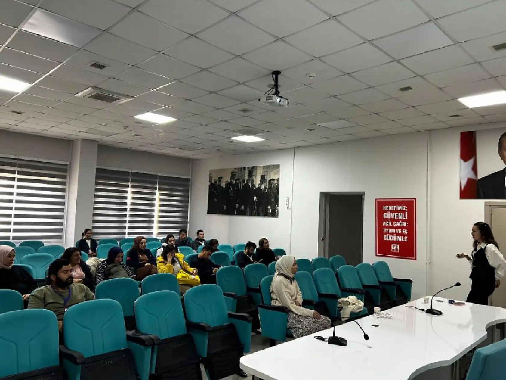 Muğla 112 Acil Çağrı Merkezi çalışanlarına doğru beslenme ve duruş teknikleri anlatıldı