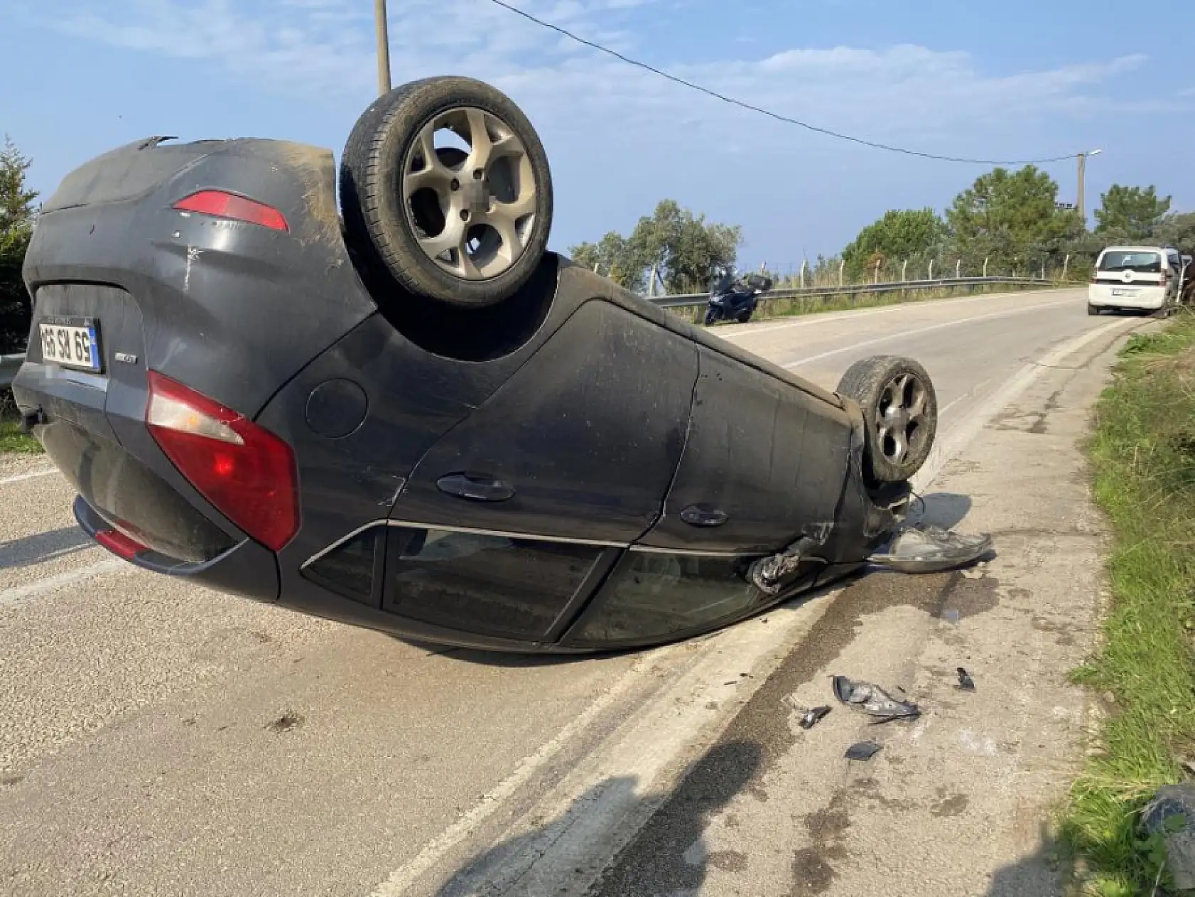 Kayalara çarpan otomobil takla attı, emniyet kemeri sayesinde kurtuldular