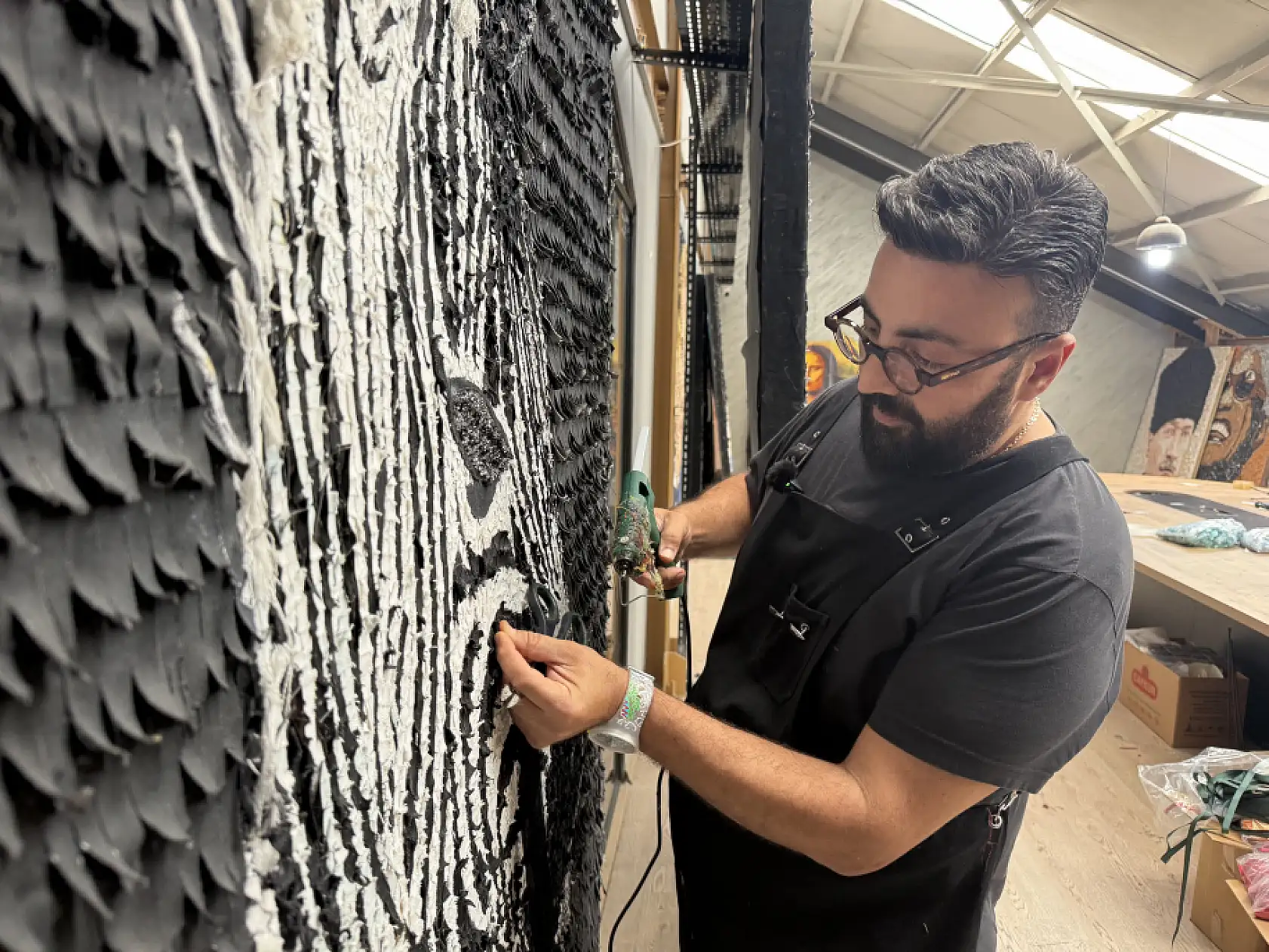 Atıkları sanat eserine dönüştürdü, tabloları tüm dünyada yer buldu