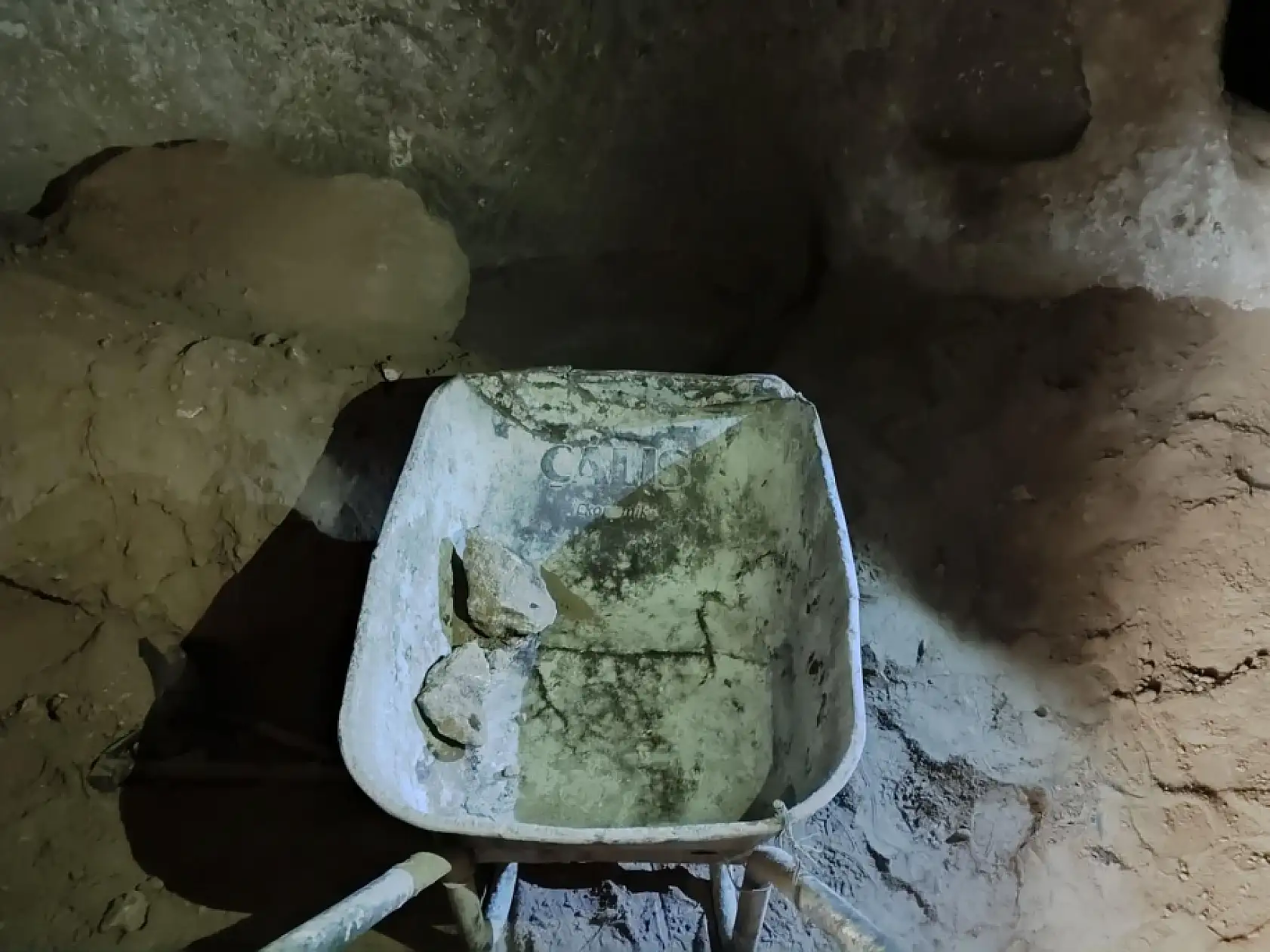 Kaçak kazıda yeraltı şehri çıktı