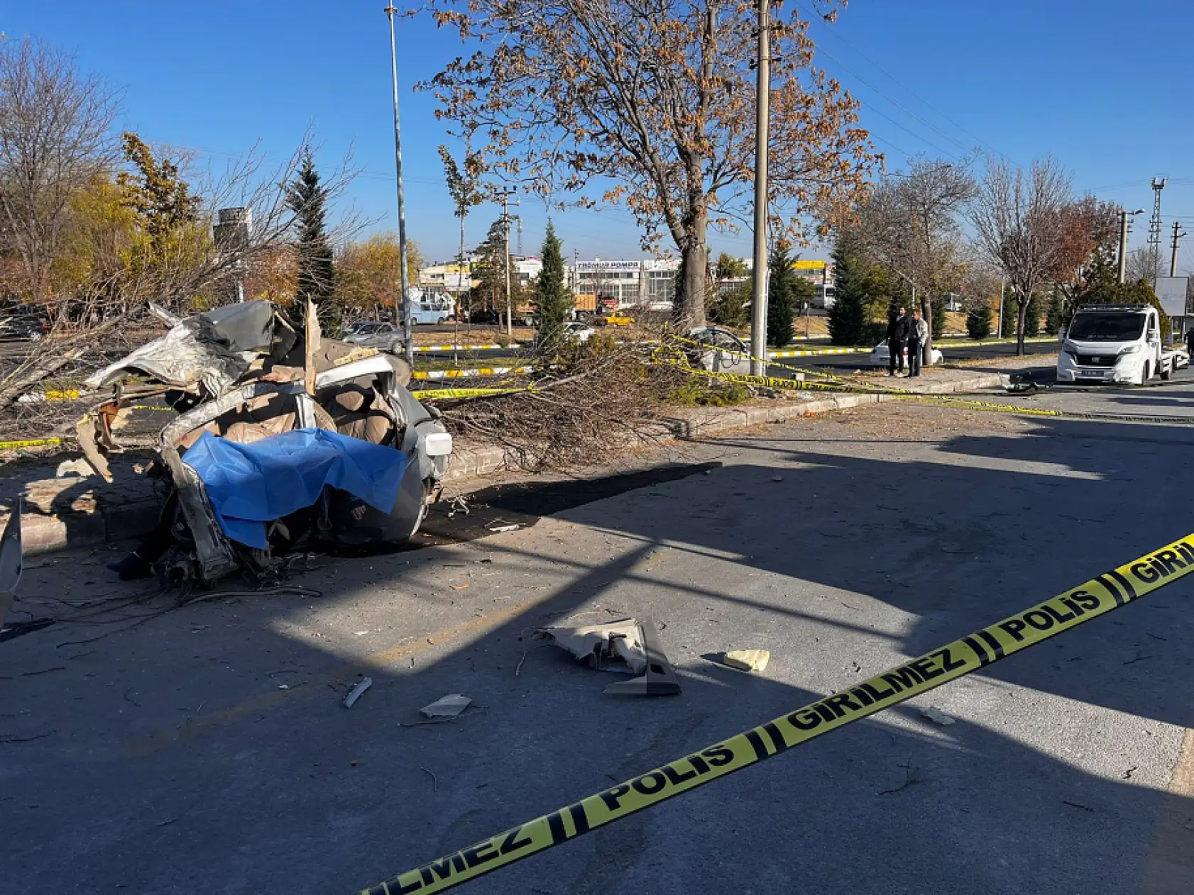 Ağaca çarpan otomobil ikiye bölündü: 2 ölü 1 yaralı