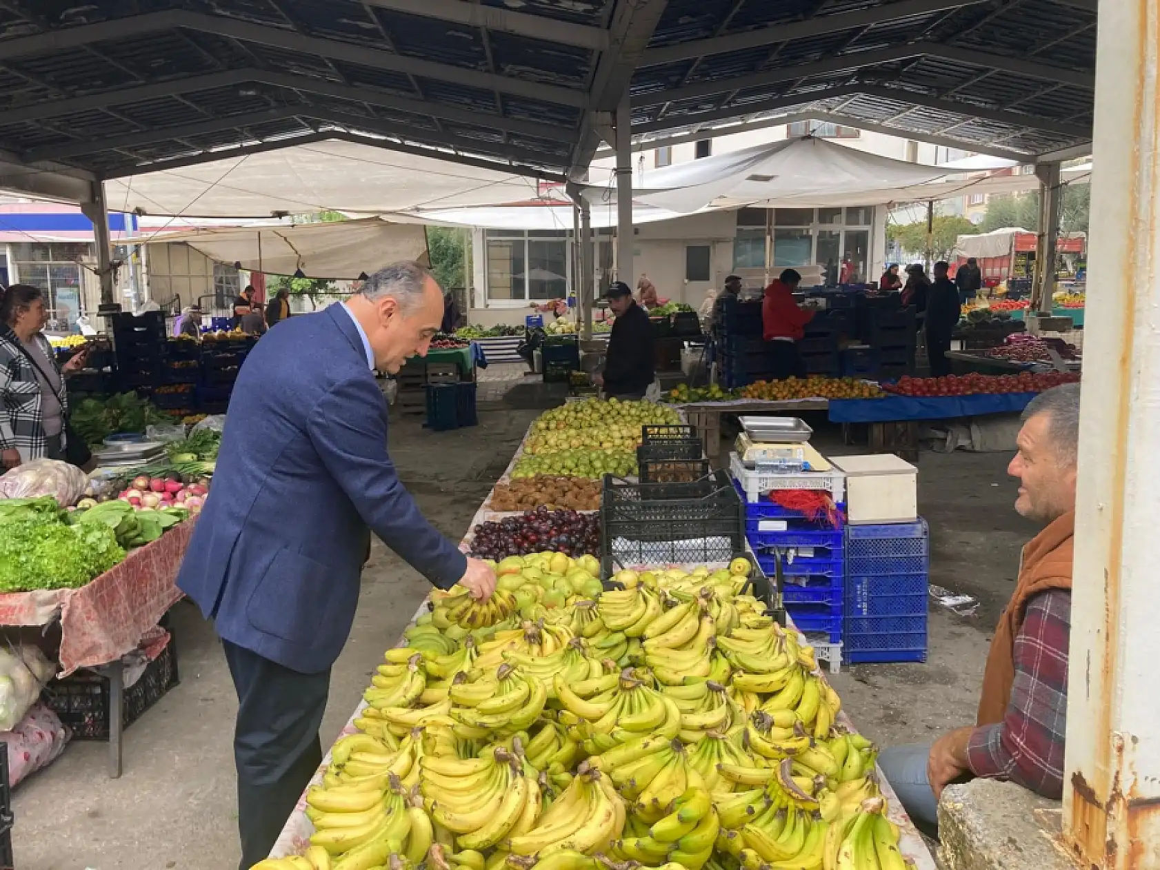 Yatağan Kaymakamı İlhan, pazarda vatandaşlar ve esnafla bir araya geldi