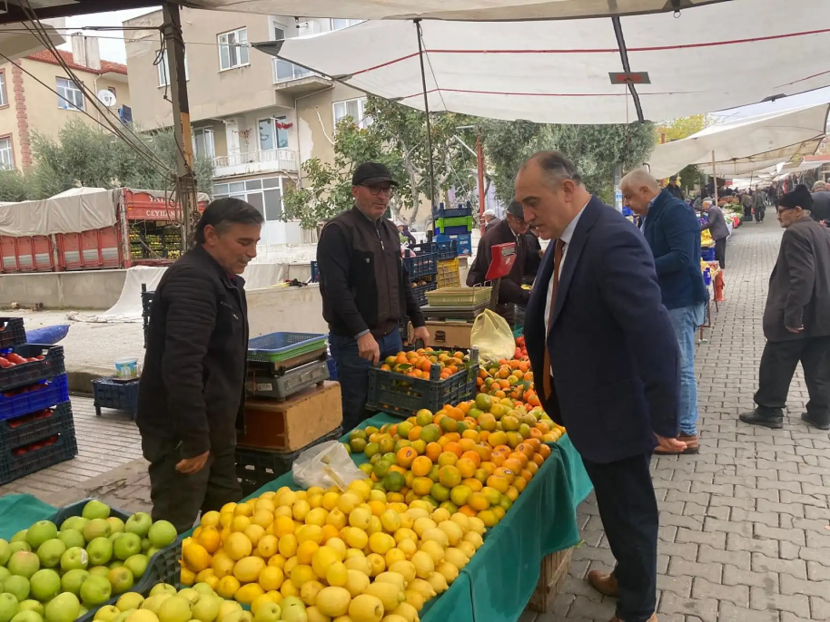 Yatağan Kaymakamı İlhan, pazarda vatandaşlar ve esnafla bir araya geldi