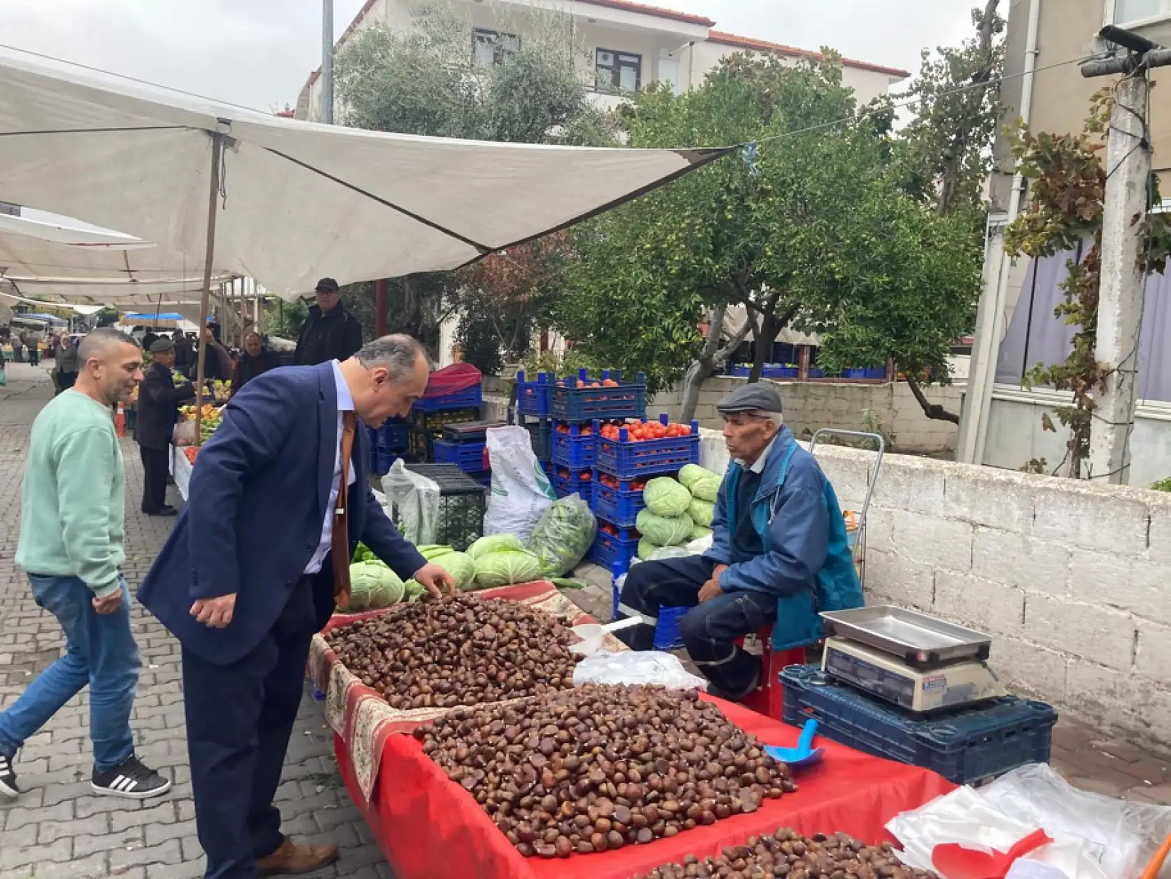 Yatağan Kaymakamı İlhan, pazarda vatandaşlar ve esnafla bir araya geldi