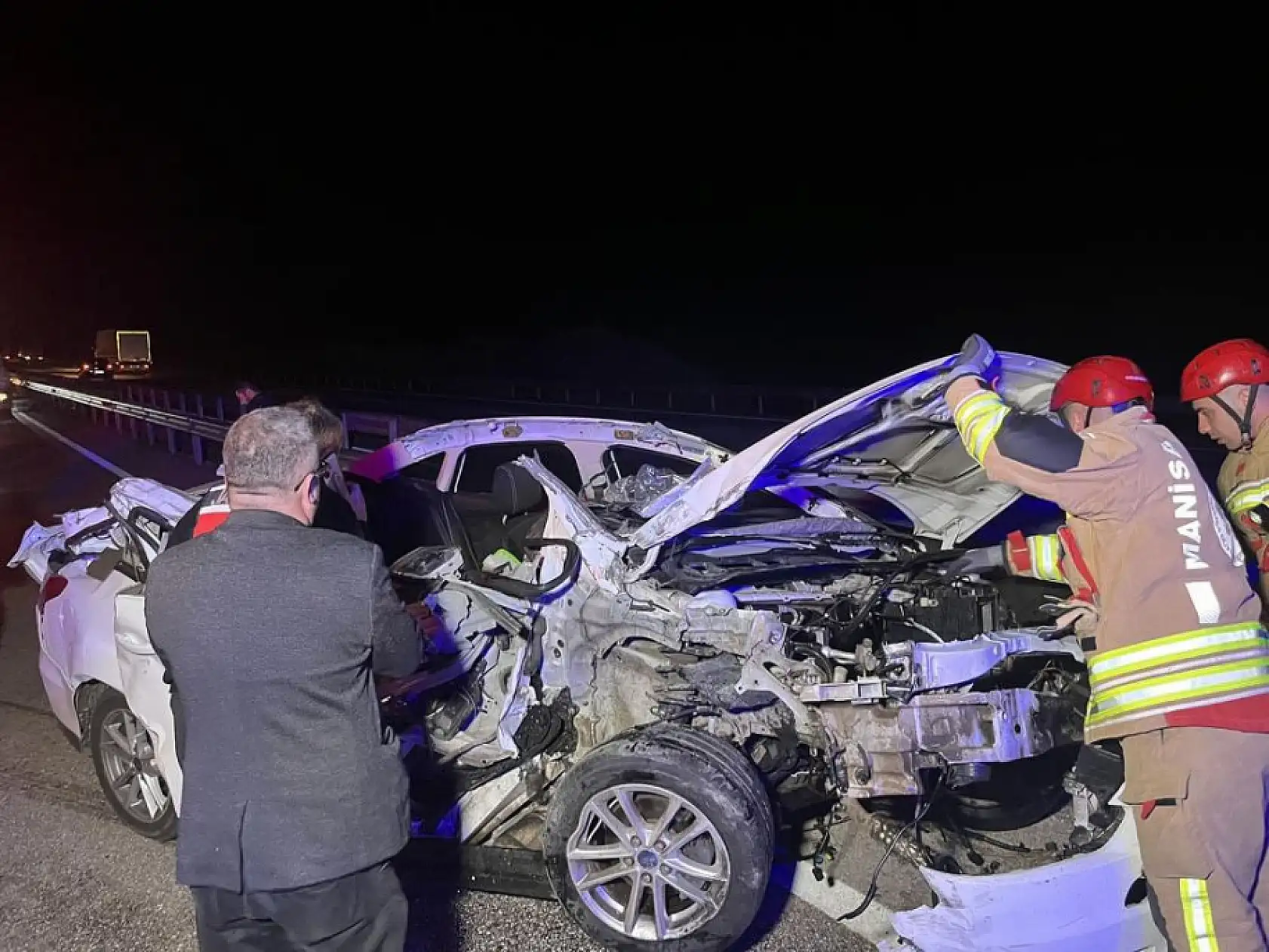 Kamyonete arkadan çarpan otomobil hurda yığınına döndü: 1 ölü, 2 yaralı