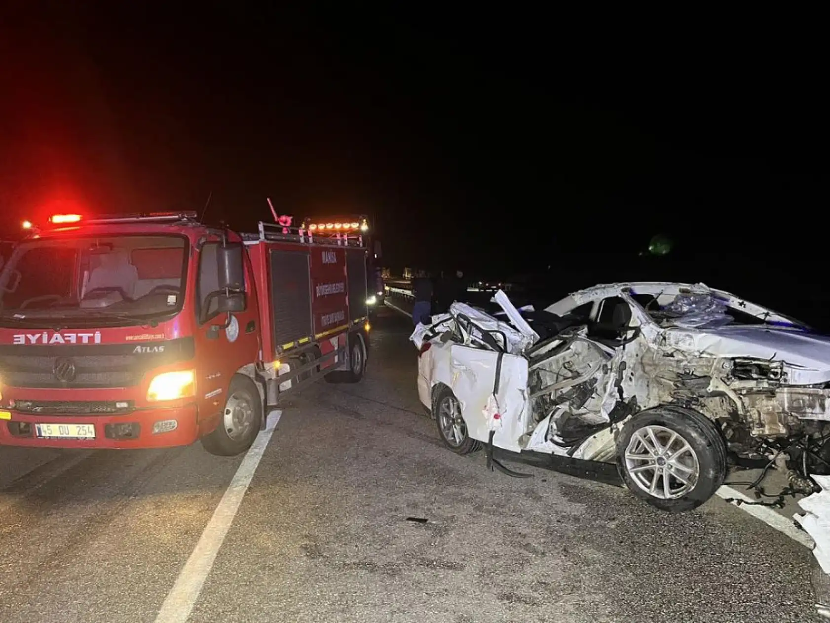 Kamyonete arkadan çarpan otomobil hurda yığınına döndü: 1 ölü, 2 yaralı