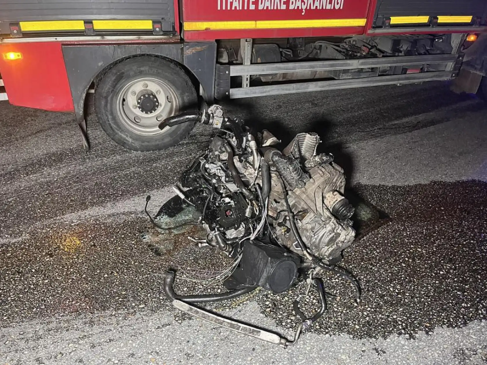 Kamyonete arkadan çarpan otomobil hurda yığınına döndü: 1 ölü, 2 yaralı