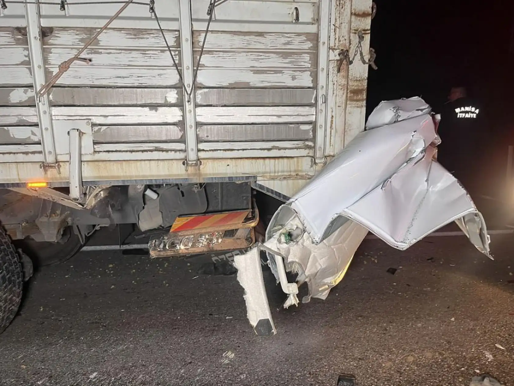 Kamyonete arkadan çarpan otomobil hurda yığınına döndü: 1 ölü, 2 yaralı