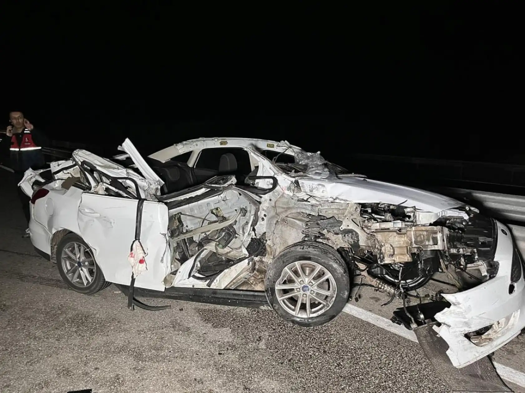 Kamyonete arkadan çarpan otomobil hurda yığınına döndü: 1 ölü, 2 yaralı