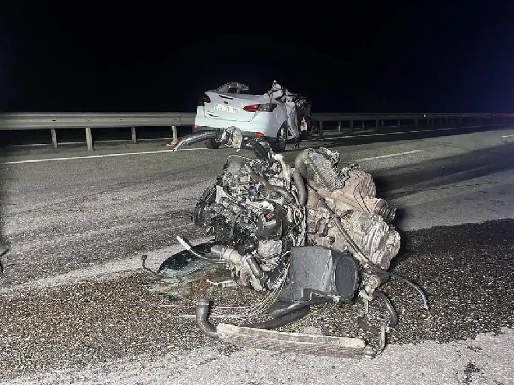 Kamyonete arkadan çarpan otomobil hurda yığınına döndü: 1 ölü, 2 yaralı