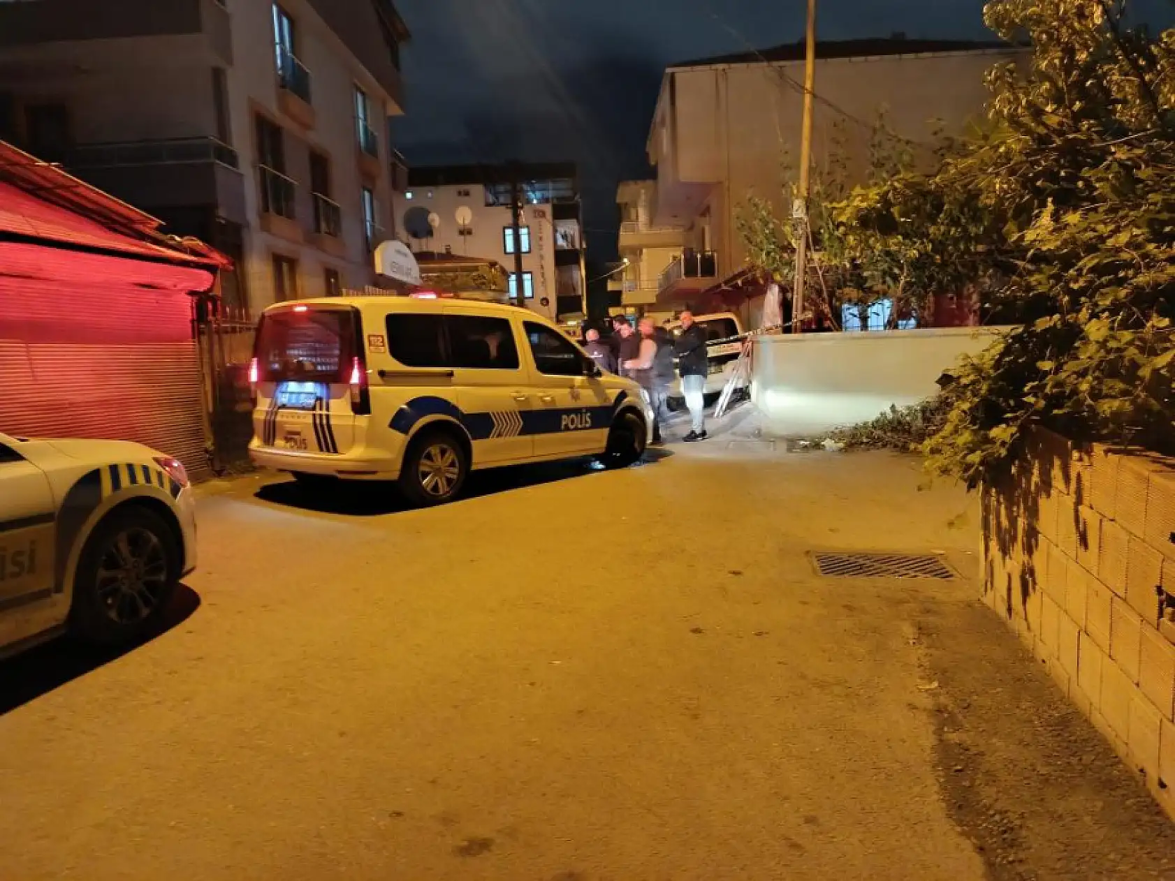 Lüks otomobilin içinde dehşeti yaşadı, kaçarken kaza yaptı