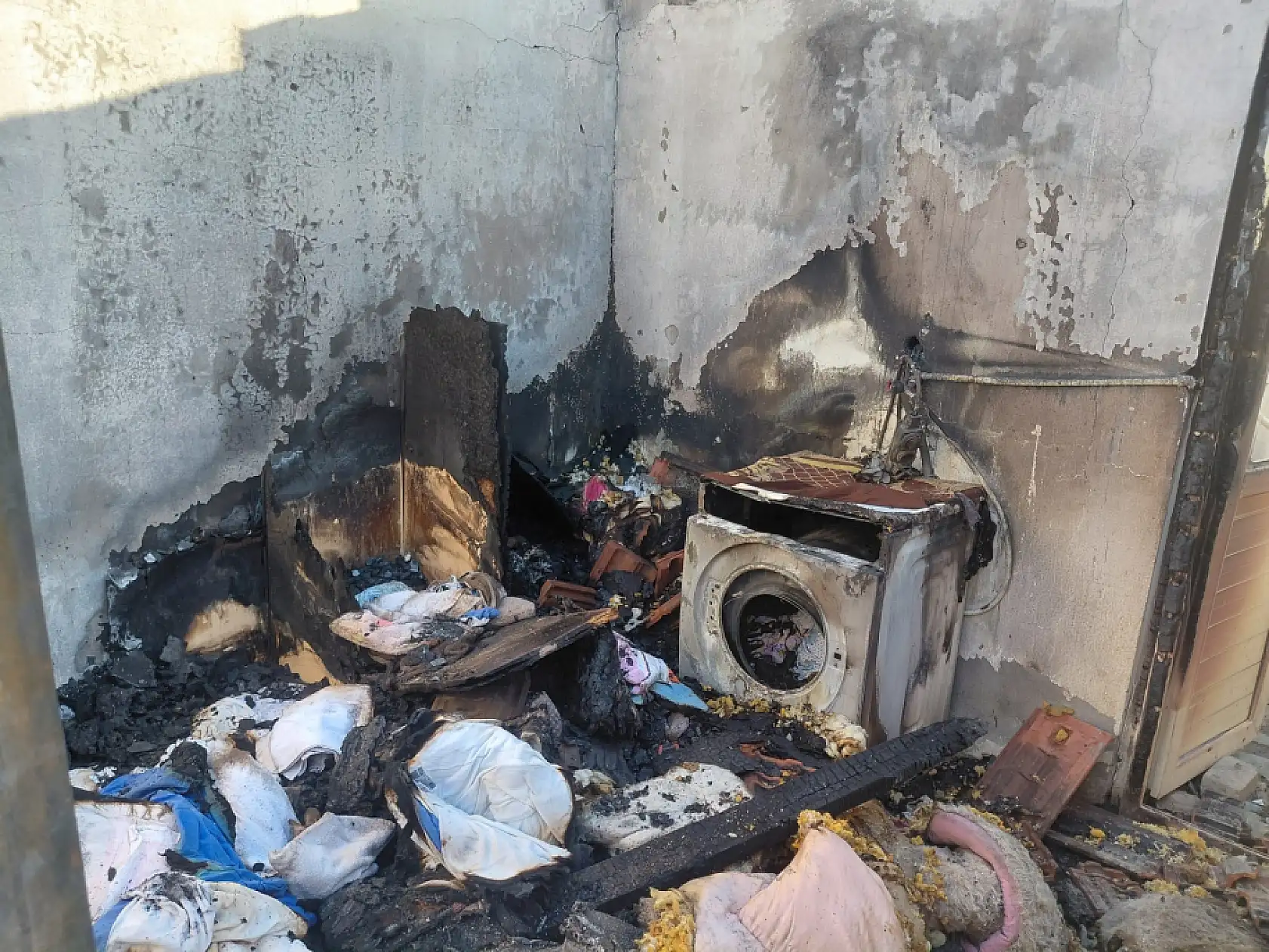 Evde çıkan yangında hayatını kaybetti, 20'den fazla kedi de telef oldu