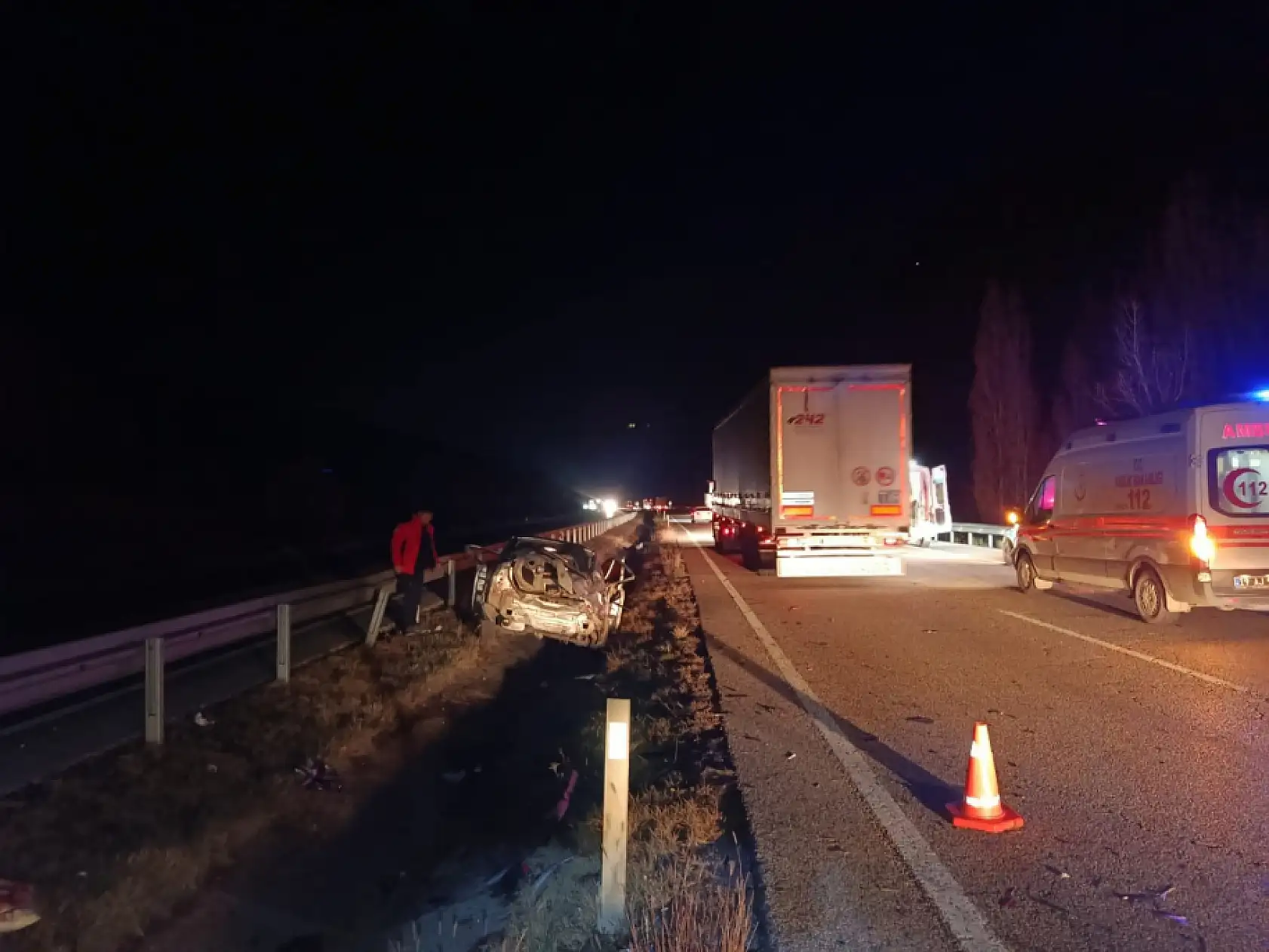 Otostopla bindiği araç mezarı oldu: 1 ölü, 2 yaralı