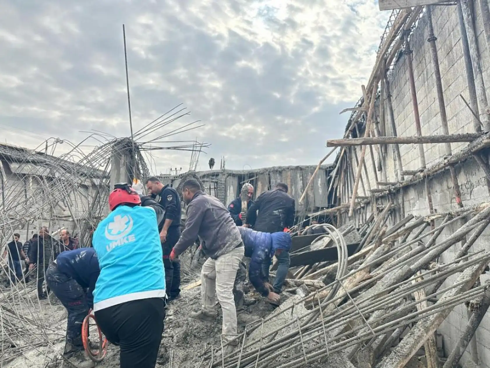 Göçük altından çıkarılan 2 çocuk işçi kurtarılamadı