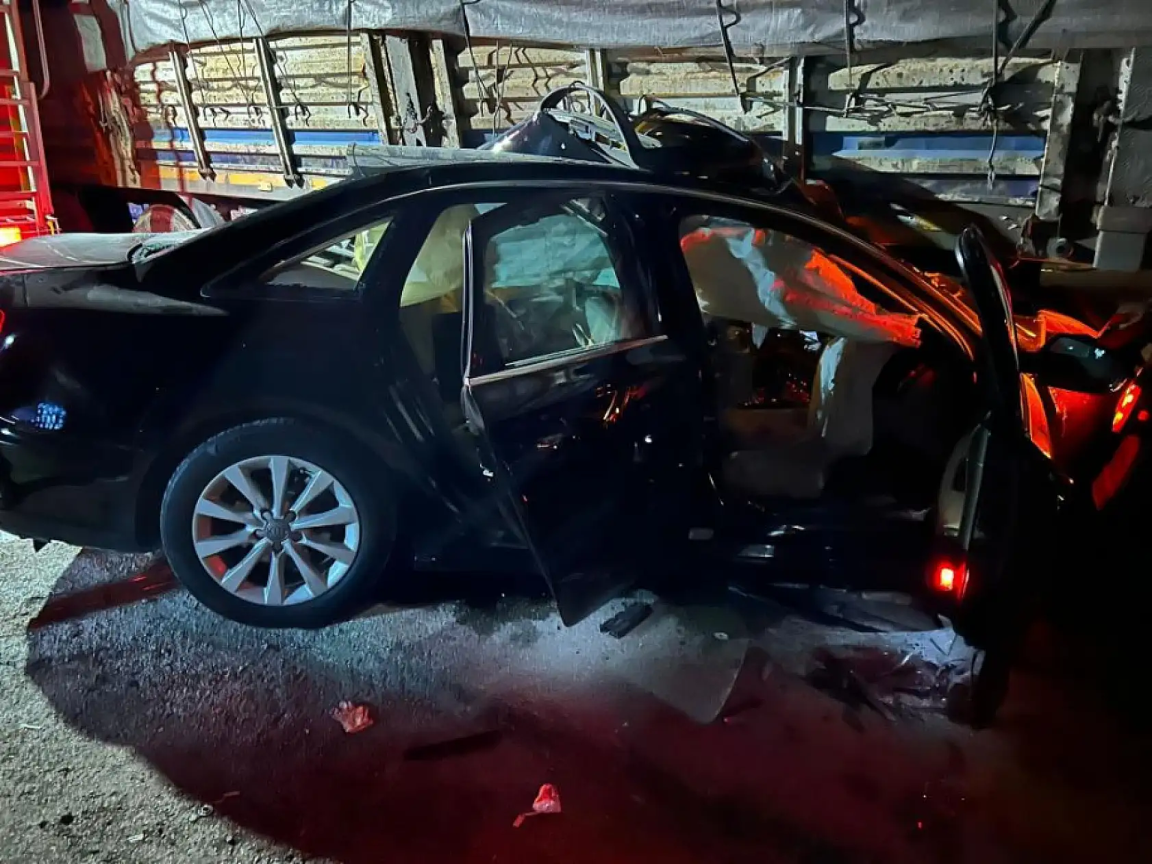 Otomobil tırla çarpıştı: Genç sürücü ve 12 yaşındaki çocuk hayatını kaybetti