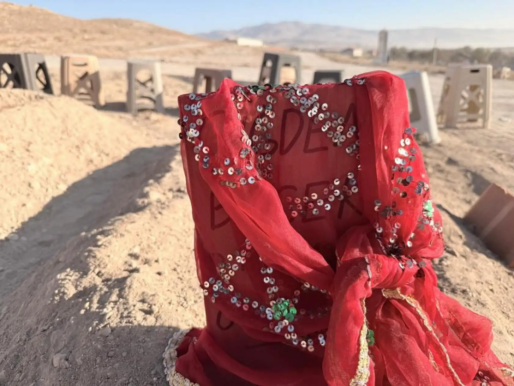 Zehirlenerek ölen anne ve 2 çocuğunun yan yana defnedildiği mezarlar görenlerin içini sızlattı