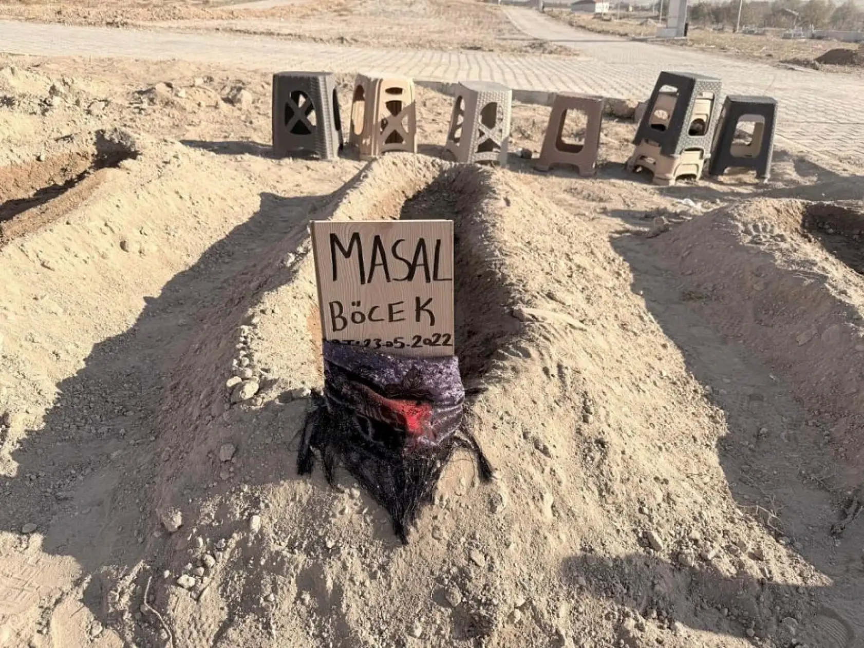 Zehirlenerek ölen anne ve 2 çocuğunun yan yana defnedildiği mezarlar görenlerin içini sızlattı